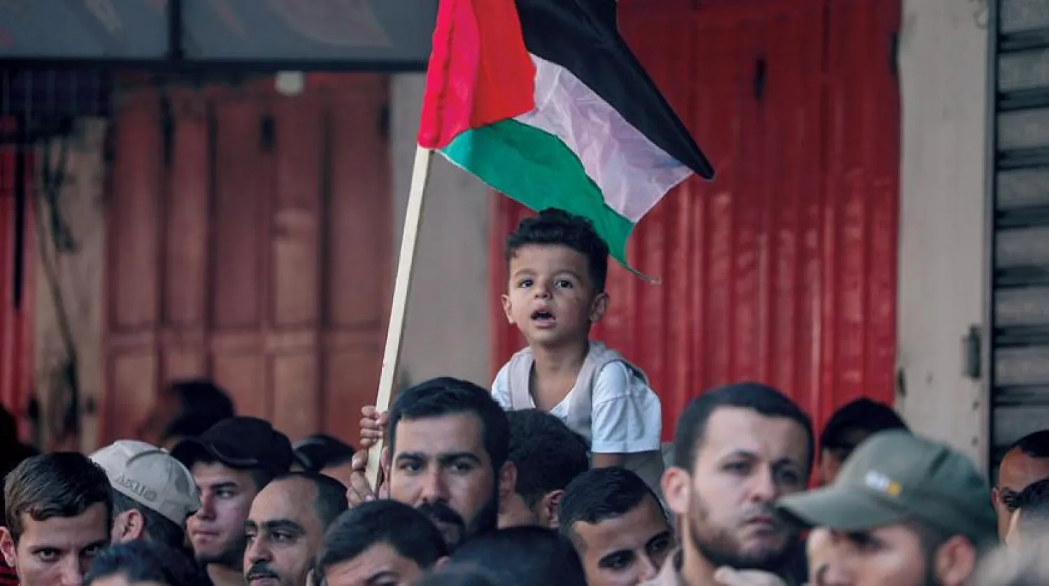 Dün Gazze’de, BAE ile İsrail arasındaki anlaşmaya karşı toplanan kalabalıkta Filistinli bir çocuk (EPA)