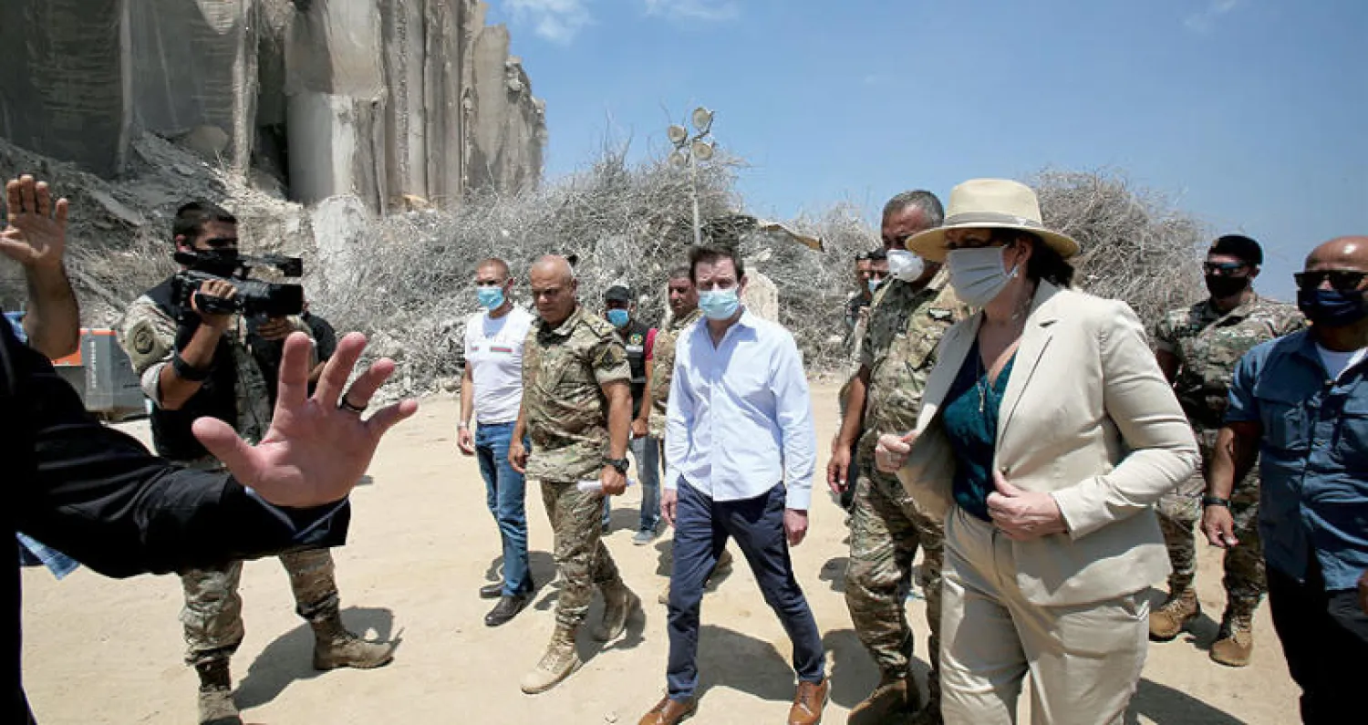 هيل أثناء زيارته موقع الانفجار في مرفأ بيروت أمس وترافقه السفيرة الأميركية دوروثي شيا (رويترز)