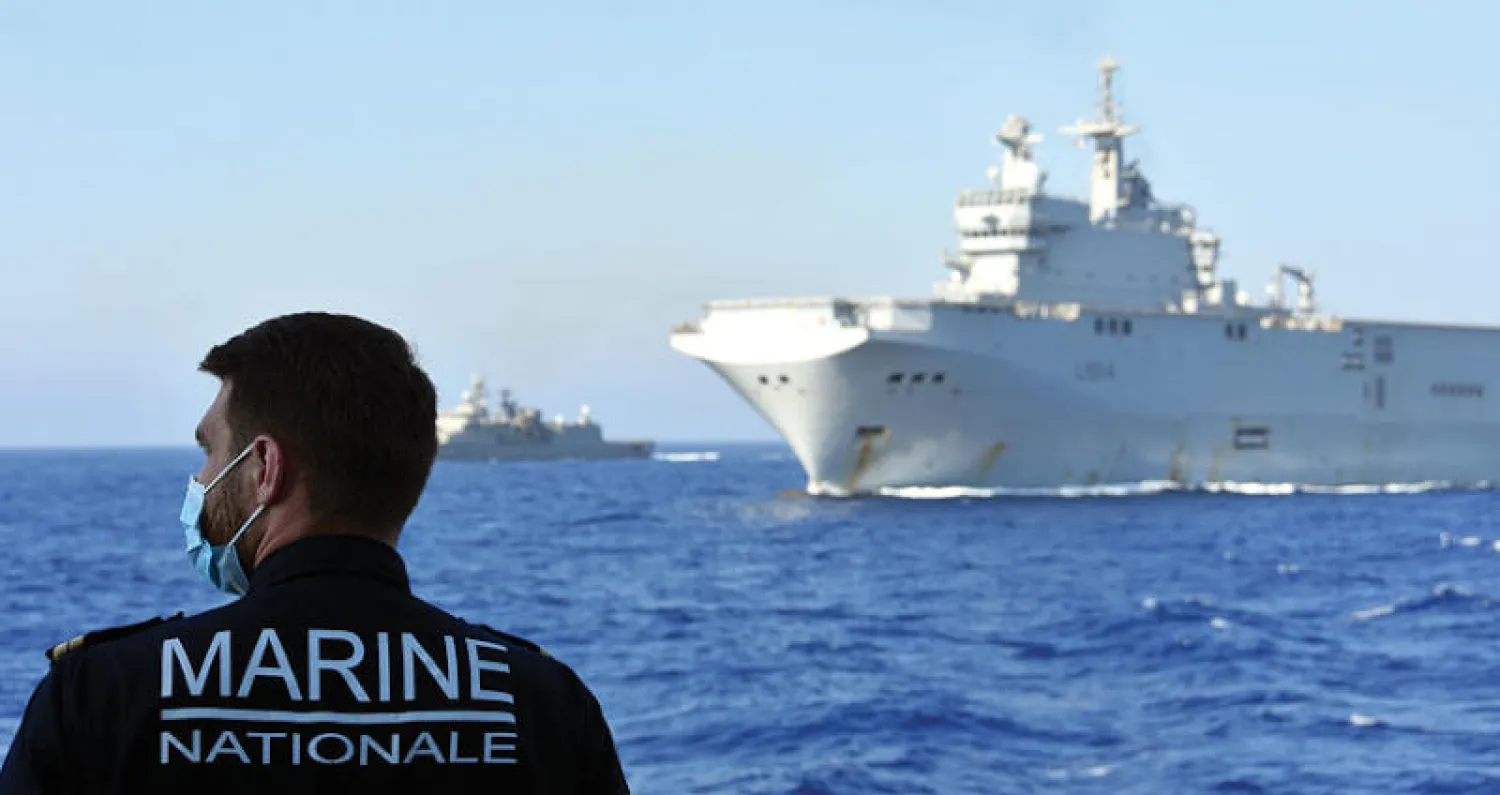 حاملة المروحيات الفرنسية «لا تونير» خلال مناورات عسكرية مع اليونان في شرق المتوسط (أ.ب)