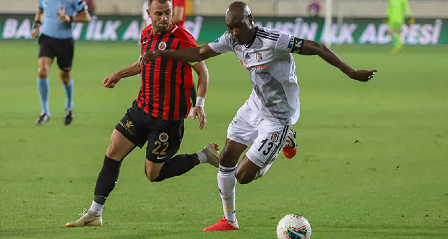 Atiba Hutchinson, Beşiktaş ile sözleşme yeniledi