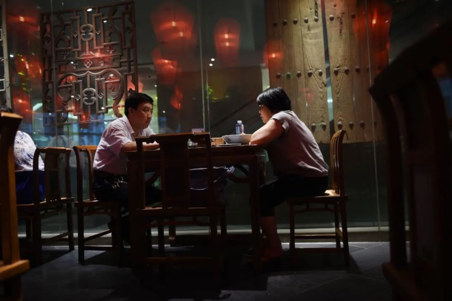 داخل أحد المطاعم في بكين (أ.ف.ب)