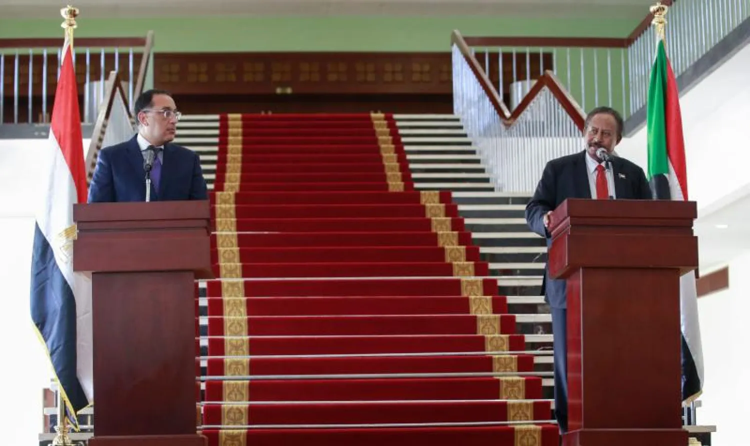 رئيس الوزراء المصري مصطفى مدبولي (يسار) ونظيره السوداني عبد الله حمدوك يتحدثان للصحافة بعد اجتماعهما في الخرطوم (أ.ف.ب)