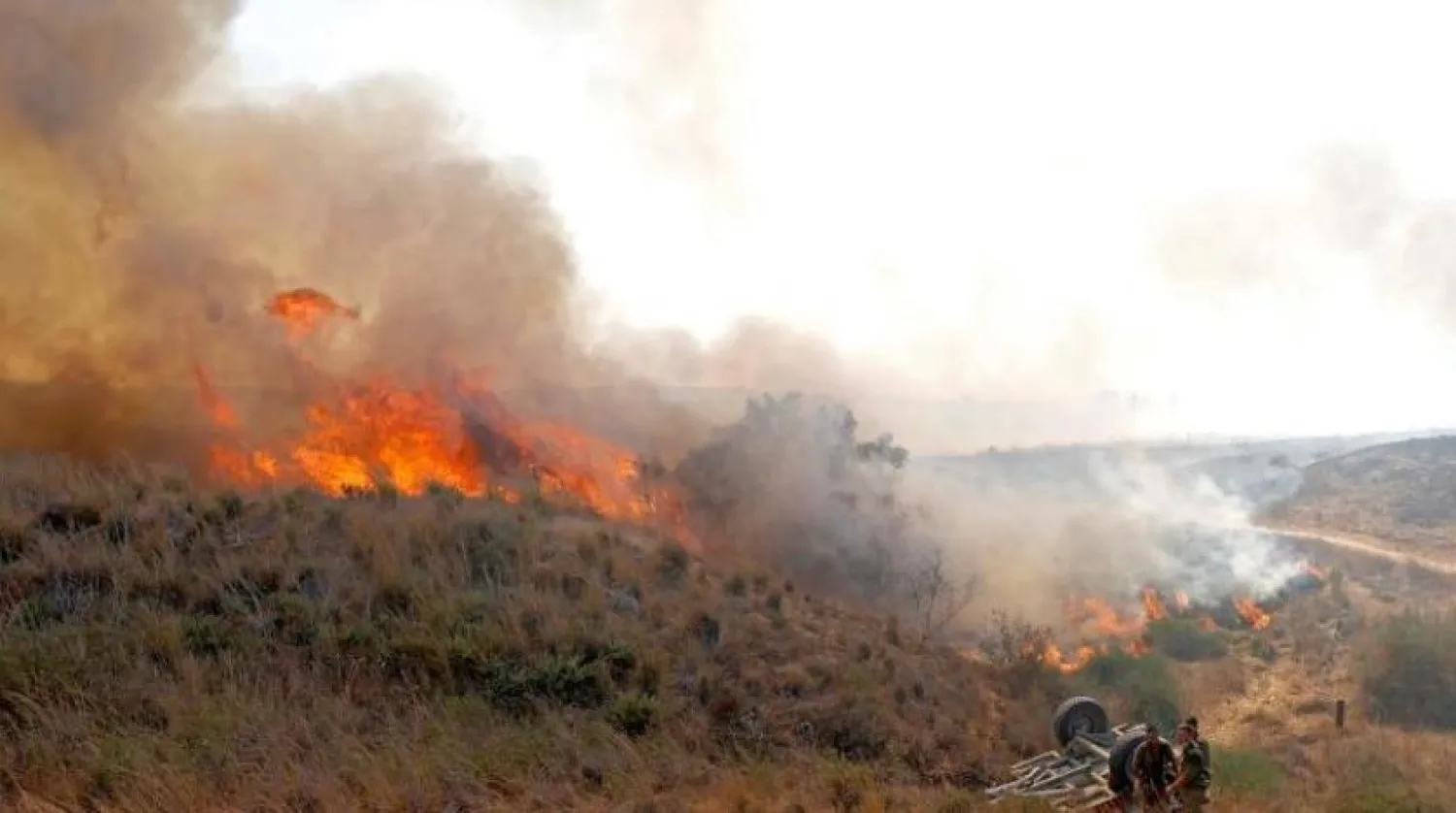 İsrailliler Gazze'den fırlatılan yanan balonların neden olduğu yangını söndürmeye çalışıyor  (AFP)
