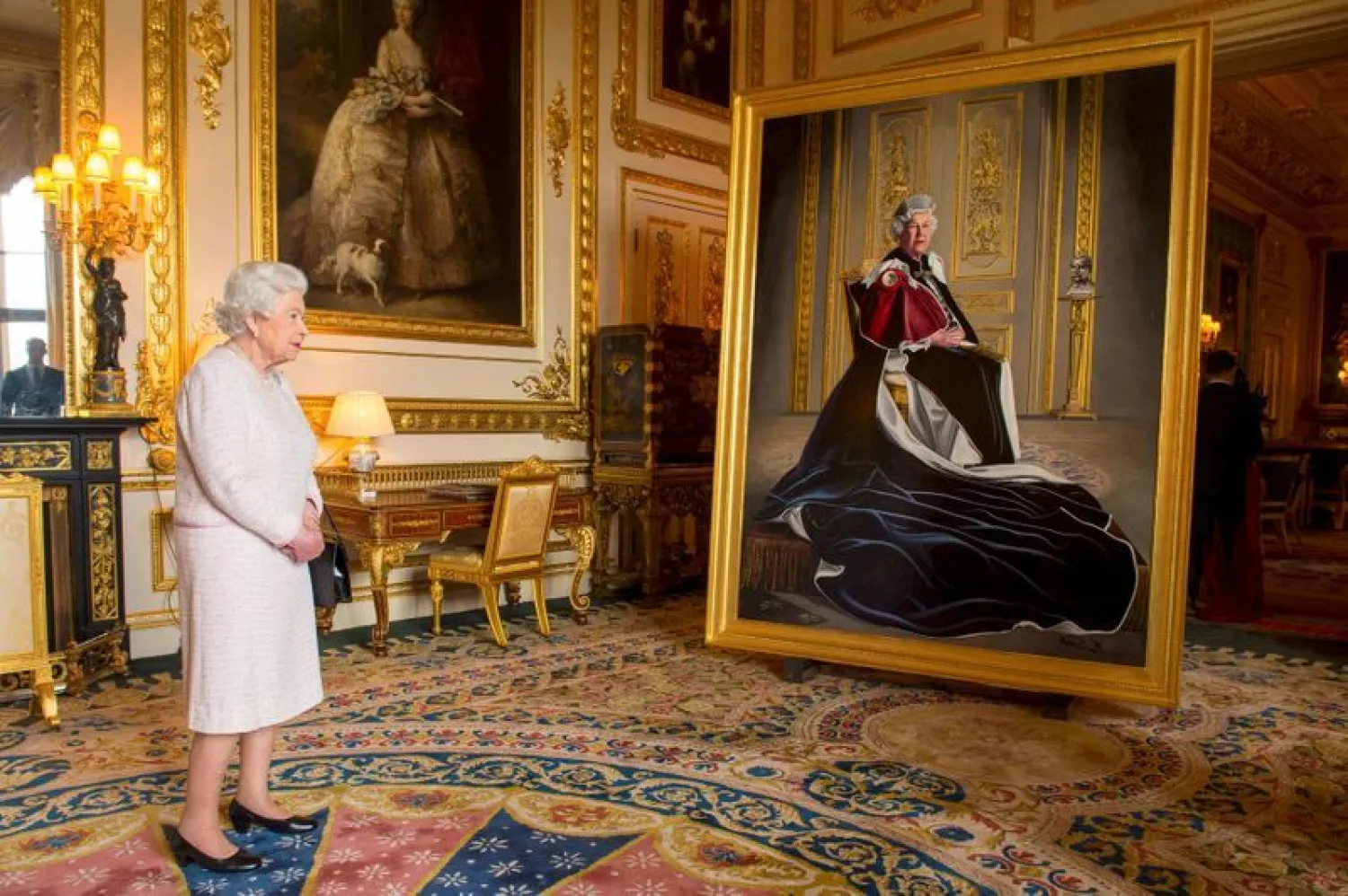 Britain's Queen Elizabeth views a portrait of herself by British artist Henry Ward, commissioned to mark her six decades of patronage to the British Red Cross, at Windsor Castle, October 14, 2016. REUTERS/Dominic Lipinski/Pool/File Photo