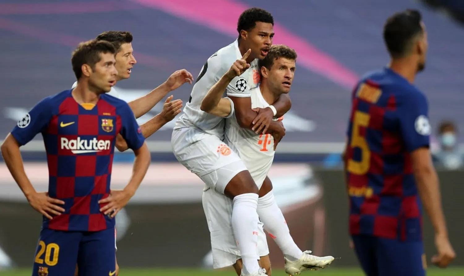 Thomas Muller celebrates with his teammate during the match against Barcelona. (Getty Images)