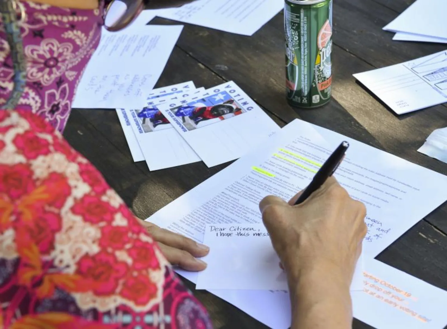 متطوع يملأ بطاقات بريدية لتشجيع الناخبين على إرسال بطاقات اقتراعهم عبر البريد في كاليفورنيا (أ.ف.ب)