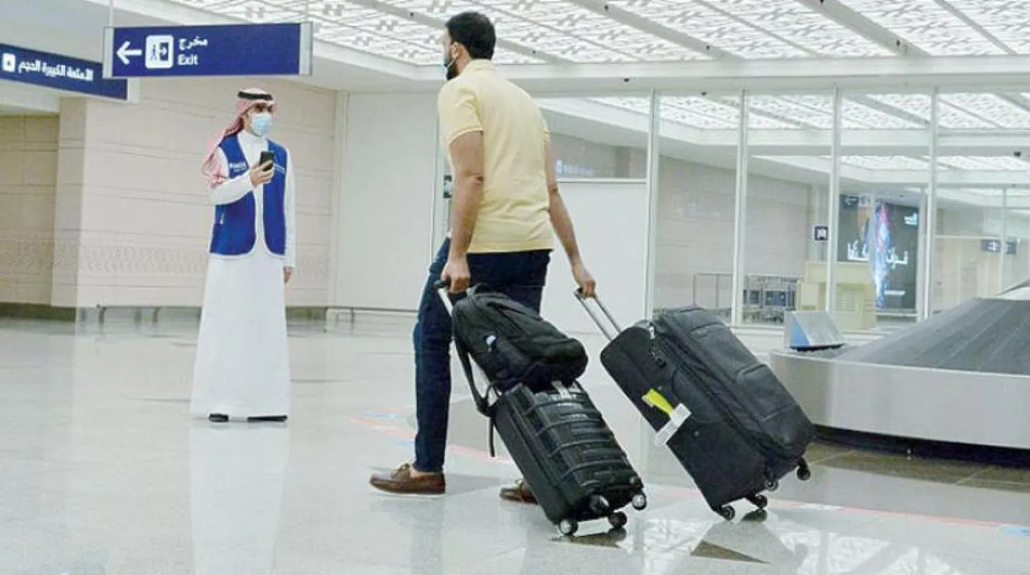 Saha ekipleri, yolcuların ve havaalanı çalışanlarının önleyici tedbirlere uygunluğunu denetliyor. (SPA)