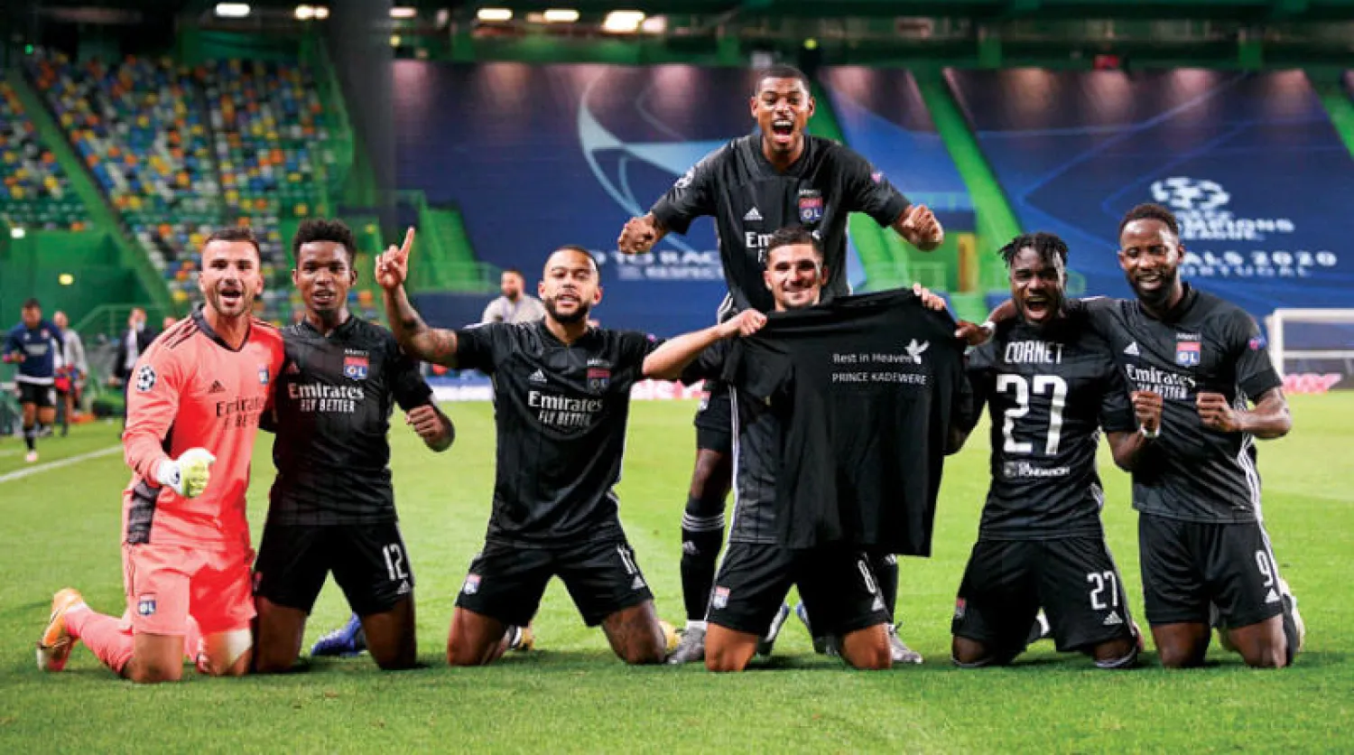 لاعبو ليون يحتفلون بالانتصار على سيتي والتأهل لنصف النهائي (أ.ب)