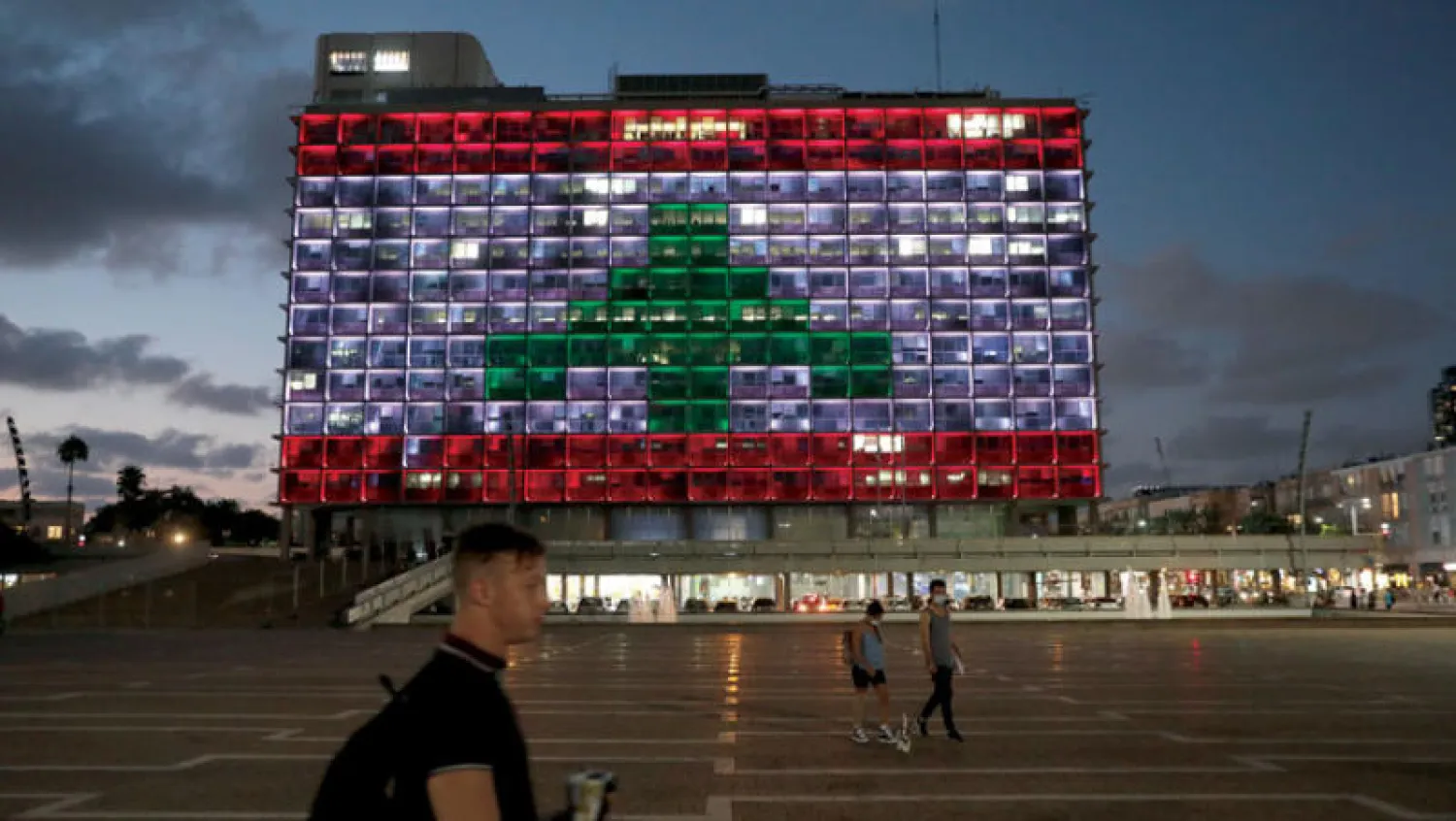 إضاءة مبنى بلدية تل أبيب بالعلم اللبناني