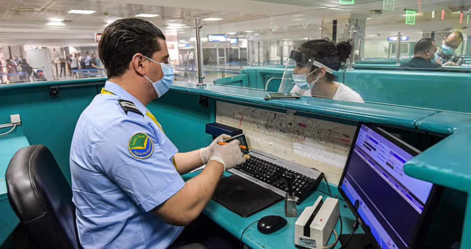 صورة أرشيفية لأول رحلة جوية وصلت إلى مطار قرطاج بعد استئناف حركة الطيران في 27 يونيو (أ.ف.ب)