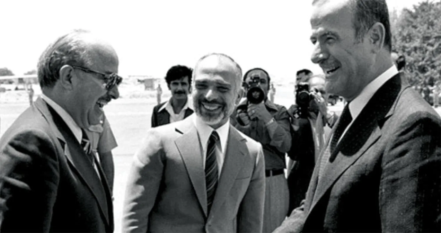 Former Jordanian PM Mudar Badran (L), late King Hussein (C) and late Syrian President Assad.