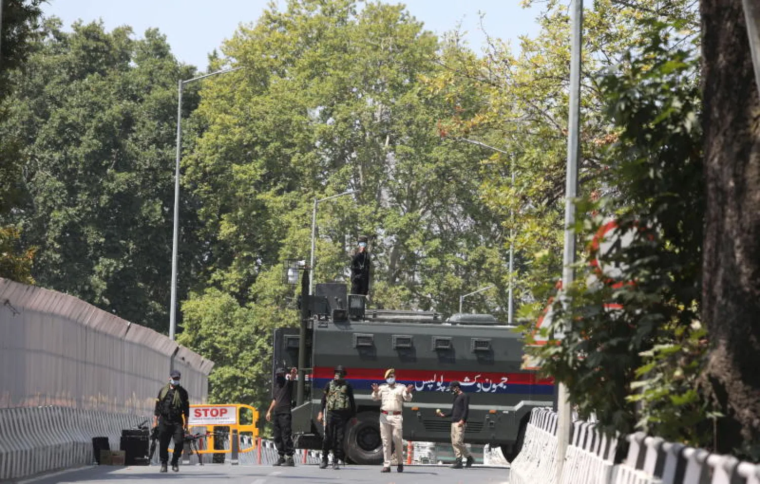 أفراد من الشرطة الهندية في مدينة سريناغار بالجزء الهندي من كشمير (إ.ب.أ)