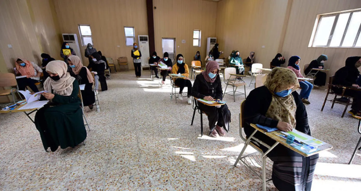 طالبات يؤدين امتحان البكالوريا في إحدى المدارس الثانوية في بغداد أول من أمس (إ.ب.أ)