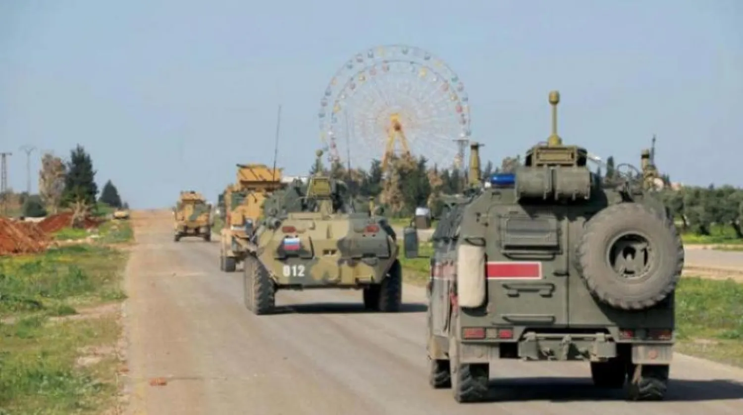 خودروی گشت‌زنی مشترک ترکیه با نیروهای روسی در سراقب در ادلب (آرشیویی - الشرق الاوسط)
