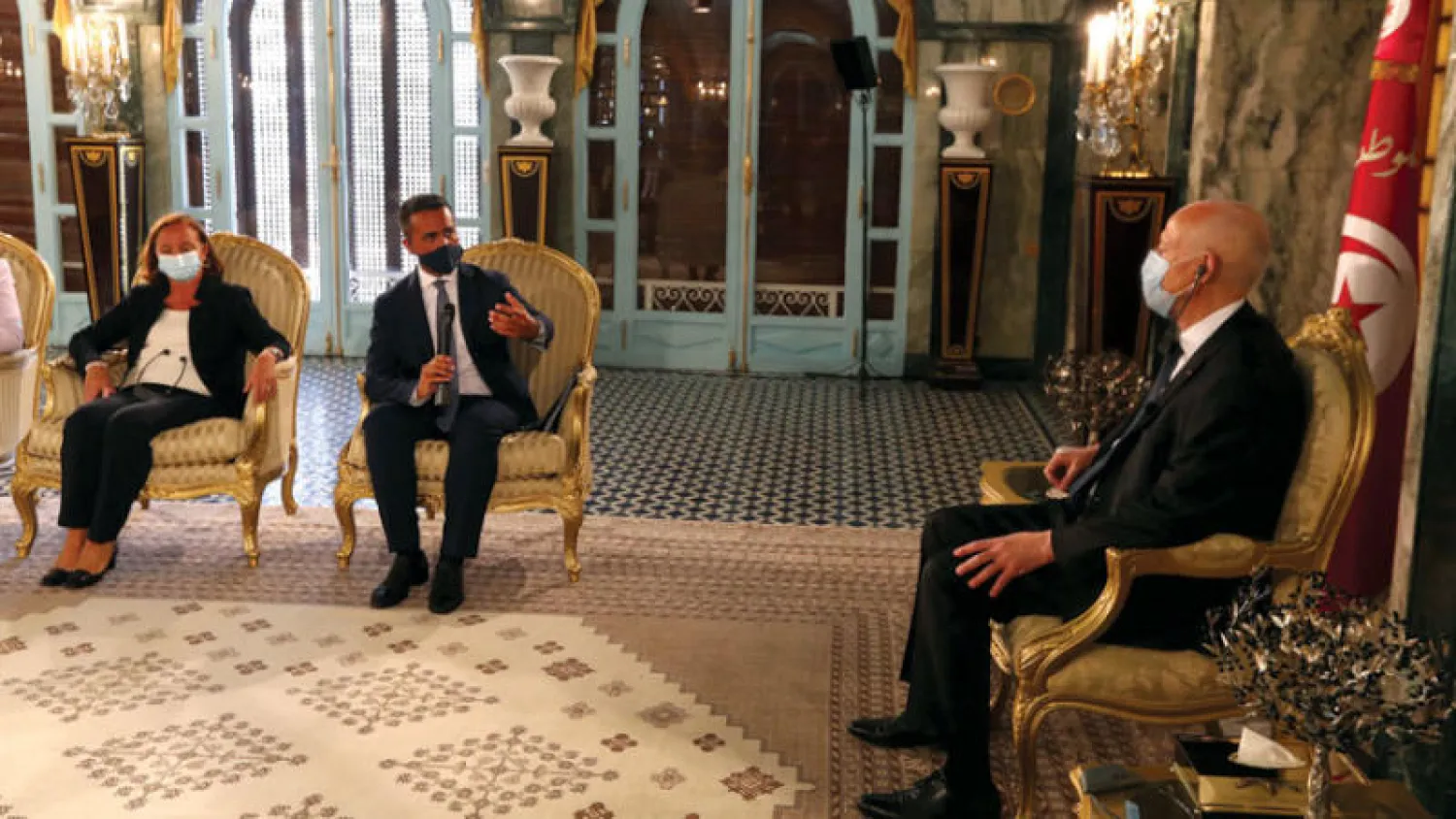 الرئيس قيس سعيد خلال استقباله لوزيري الداخلية والخارجية الإيطاليين في قصر قرطاج أمس (إ.ب.أ)