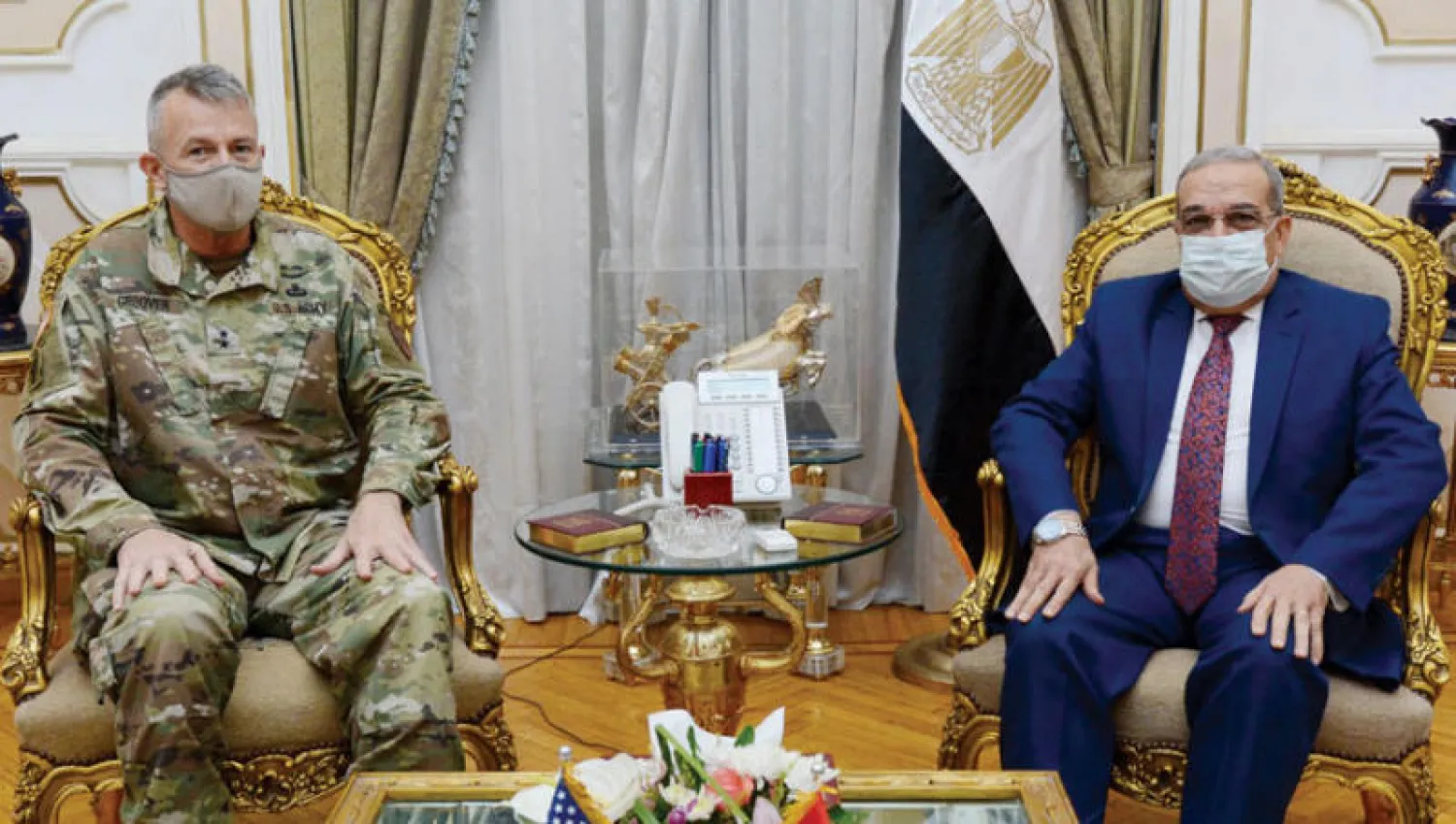 وزير الإنتاج الحربي المصري خلال لقائه ملحق الدفاع العسكري الأميركي في القاهرة أمس (الحكومة المصرية)