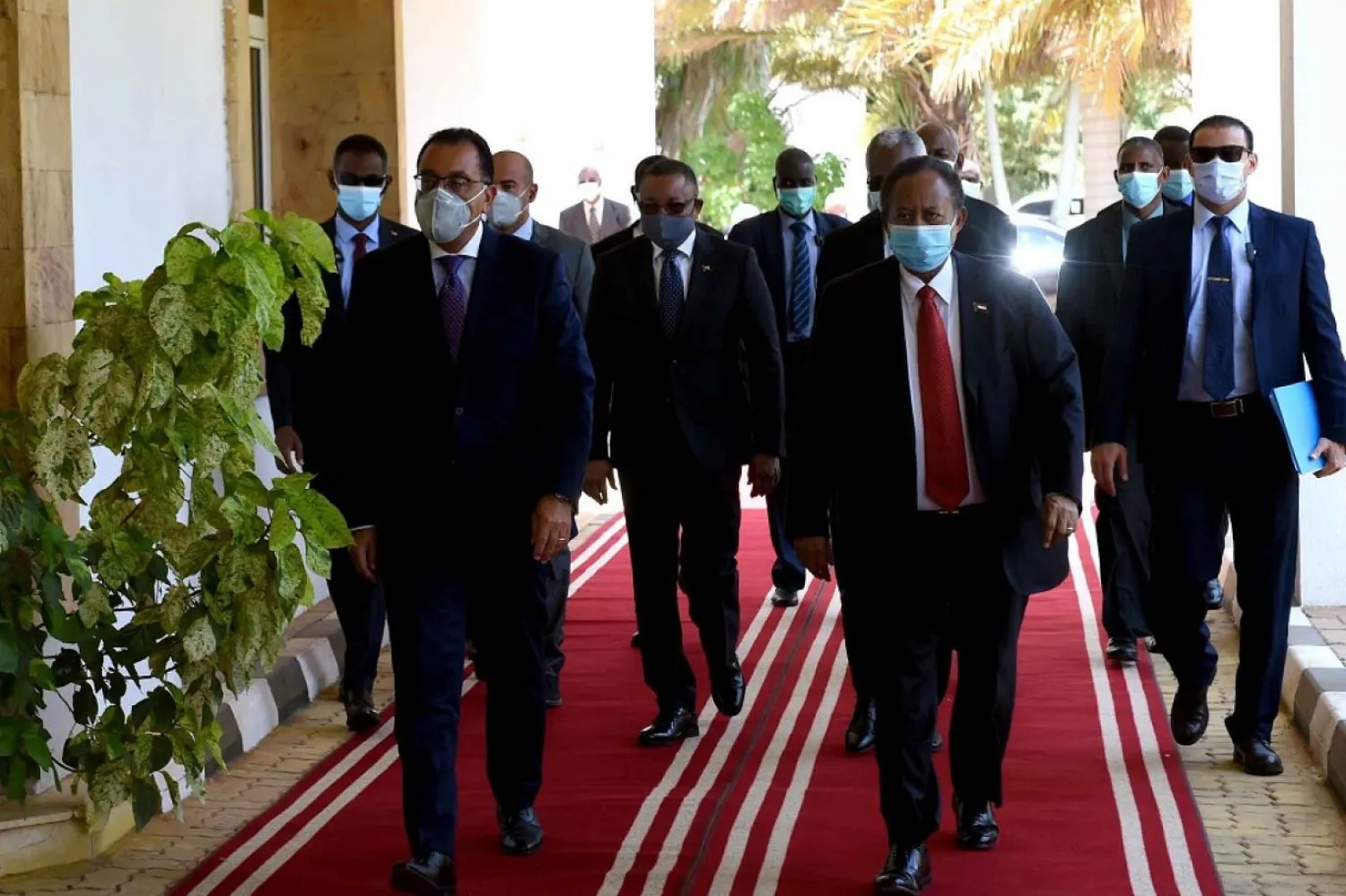 Mısır Başbakanı Mustafa Medbuli ve Sudan Başbakanı Abdullah Hamduk. (Mısır Cumhurbaşkanlığı)