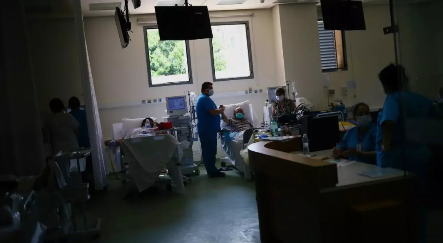 مرضى يتلقون العلاج بمستشفى في بيروت (أ.ف.ب)