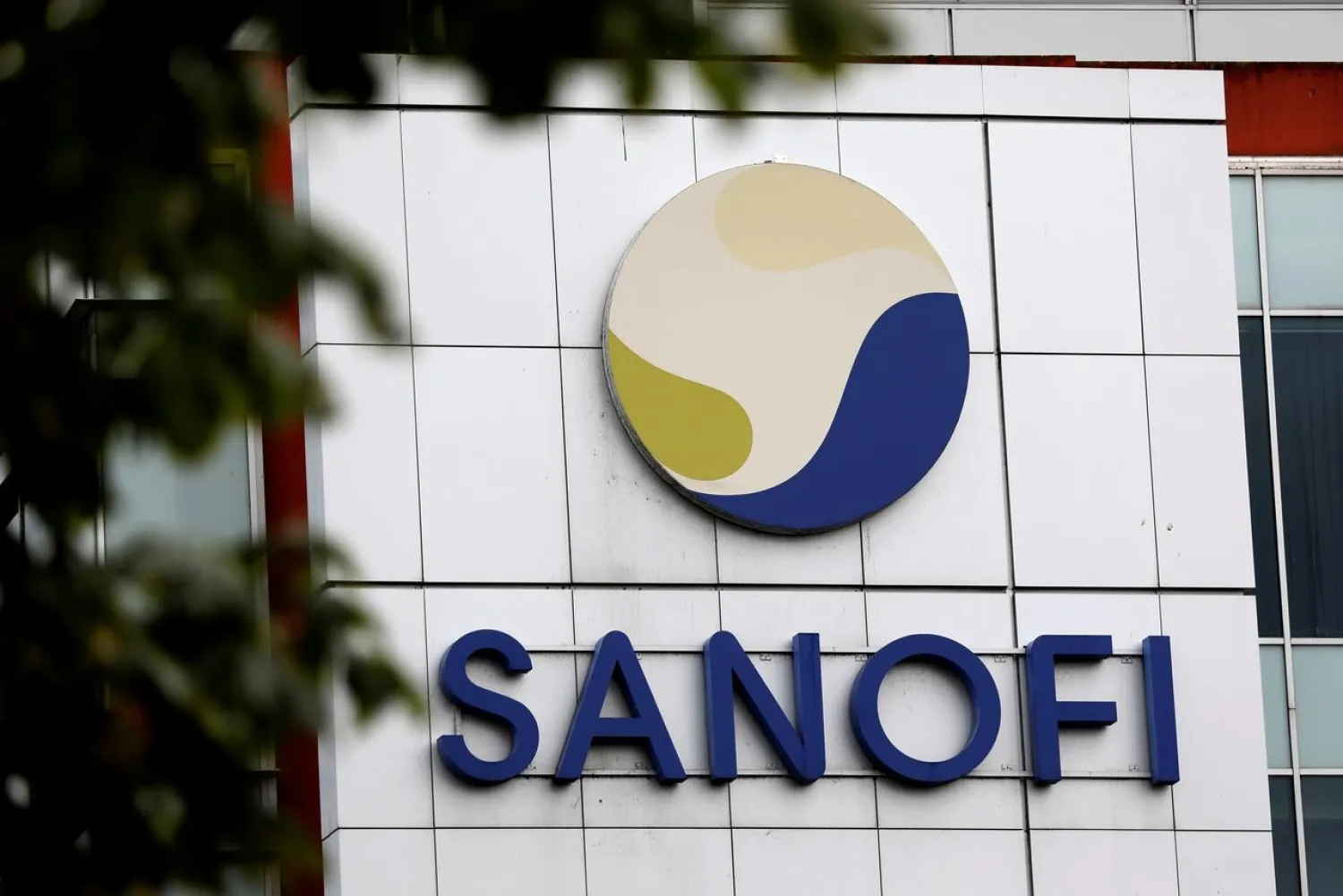 FILE PHOTO: The logo of Sanofi is seen at the company's research and production center in Vitry-sur-Seine, France, August 6, 2019. REUTERS/Charles Platiau