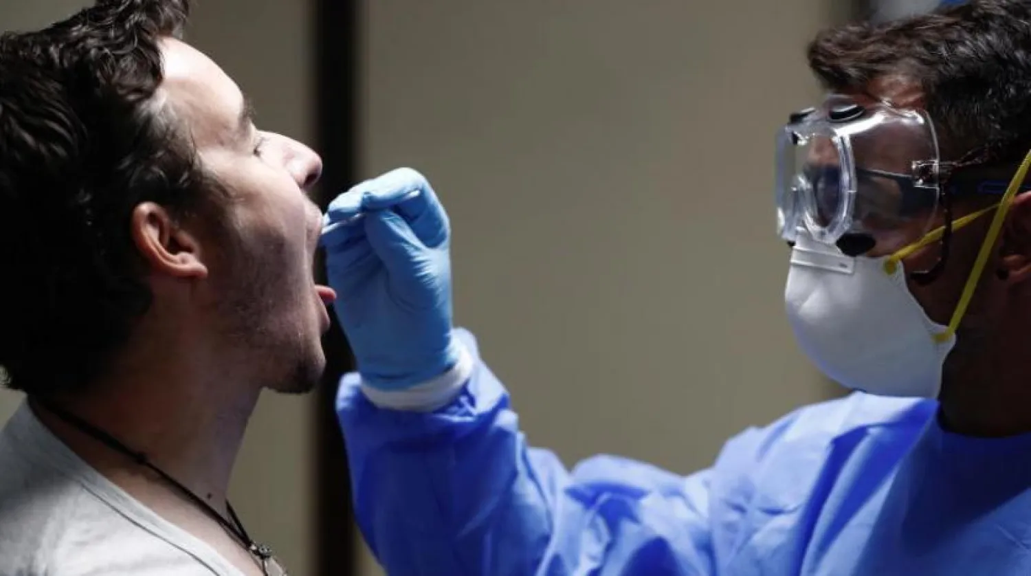 Madrid’de bir vatandaşa koronavirüs testi yapılıyor (EPA)