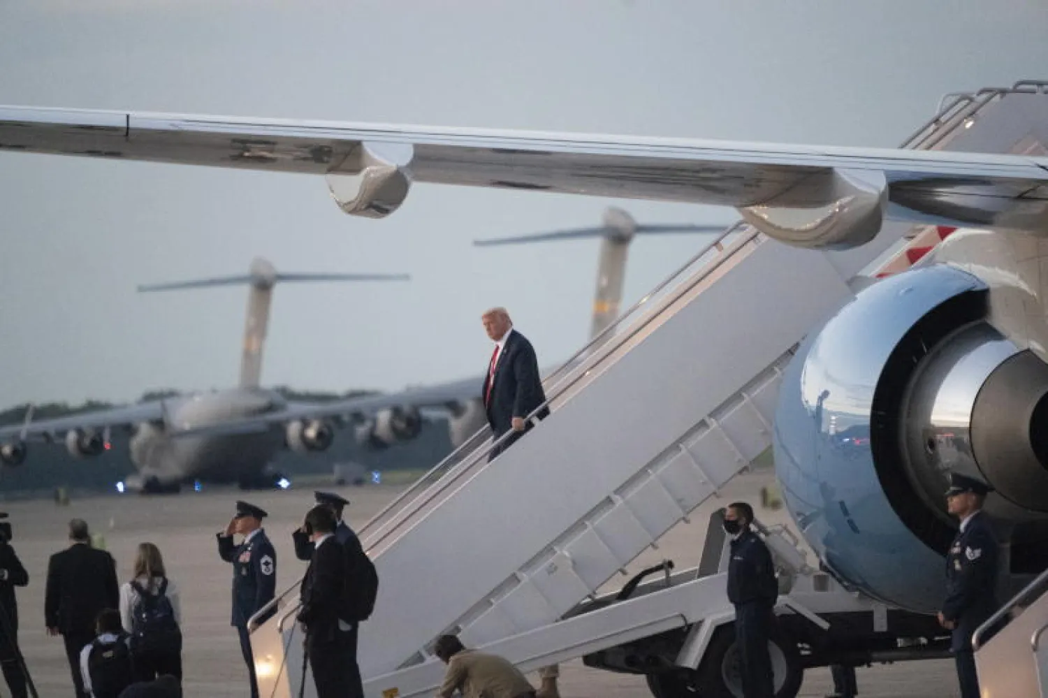 ترمب لدى وصوله لقاعدة أندروز في ولاية ماريلاند (إ.ب.أ)