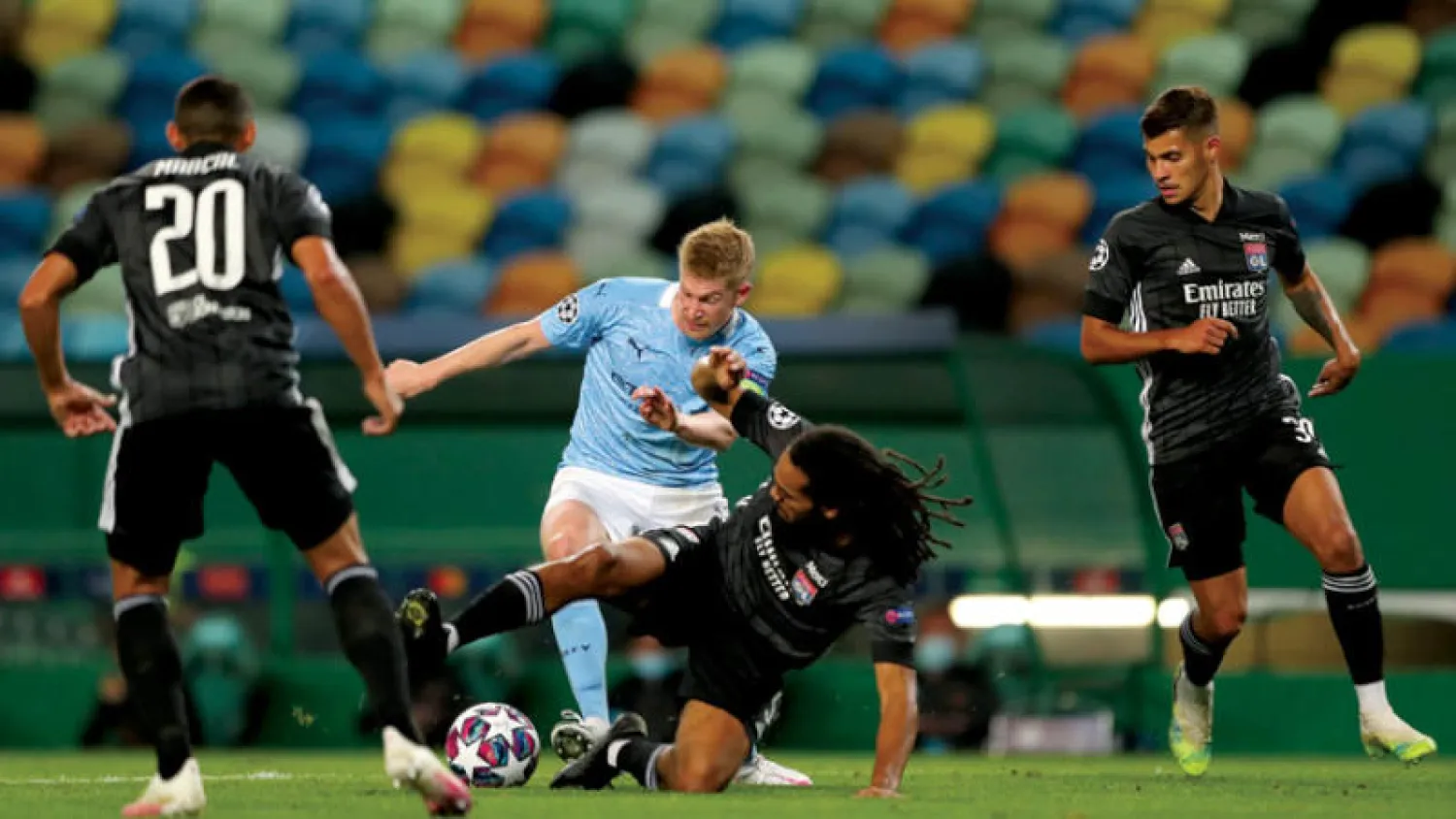 تكتيك غوارديولا ترك صانع الألعاب دي بروين محصوراً في مساحات ضيقة (غيتي)