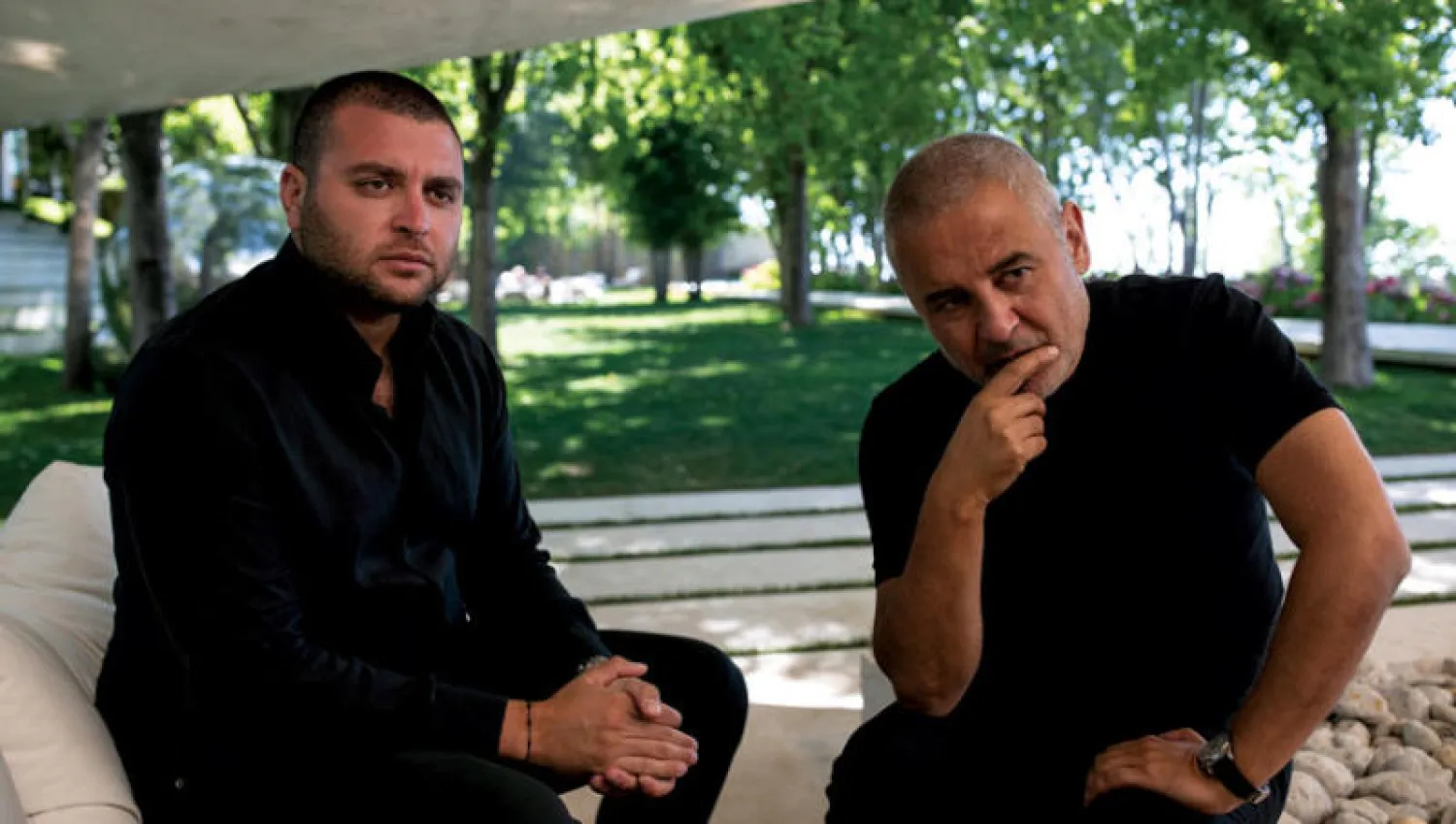 المصمم اللبناني إيلي صعب وابنه إيلي جونيور (رويترز)