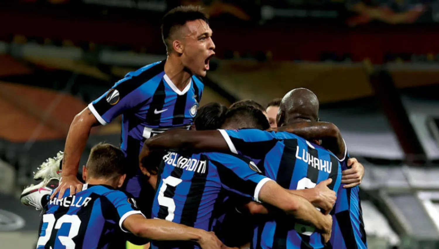 لاوتارو مارتينيز يقفز أعلى من زملائه للاحتفال بعد قيادته الإنتر للنهائي (إ.ب.أ)