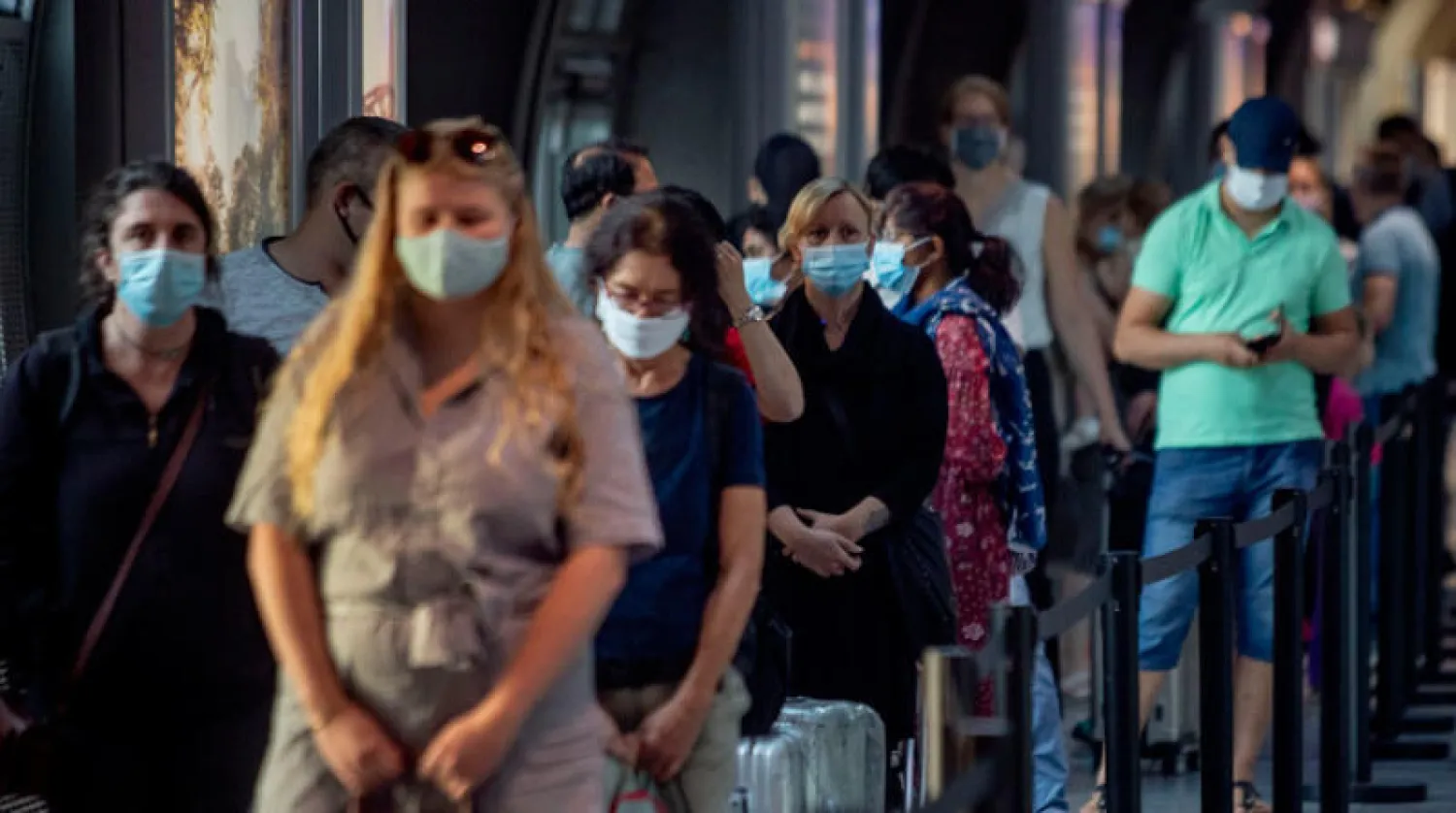 مسافرون بأقنعة في قاعة مطار فرانكفورت (أ.ب)