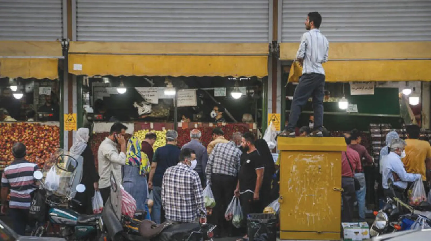 إيرانيون في سوق للفواكه والخضراوات بينما شهدت طهران قفزة جديدة لفيروس «كورونا» منذ أسبوعين (مهر)