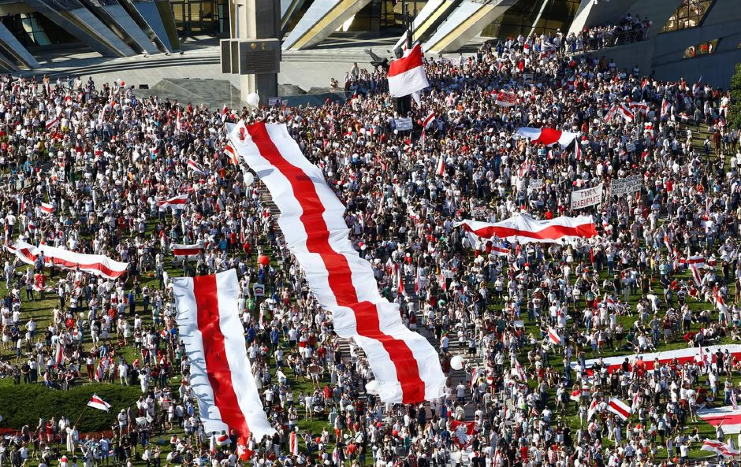 People take part in a protest against the presidential election results demanding the resignation of Belarusian President Alexander Lukashenko and the release of political prisoners, in Minsk, Belarus August 16, 2020. REUTERS/Vasily Fedosenko

