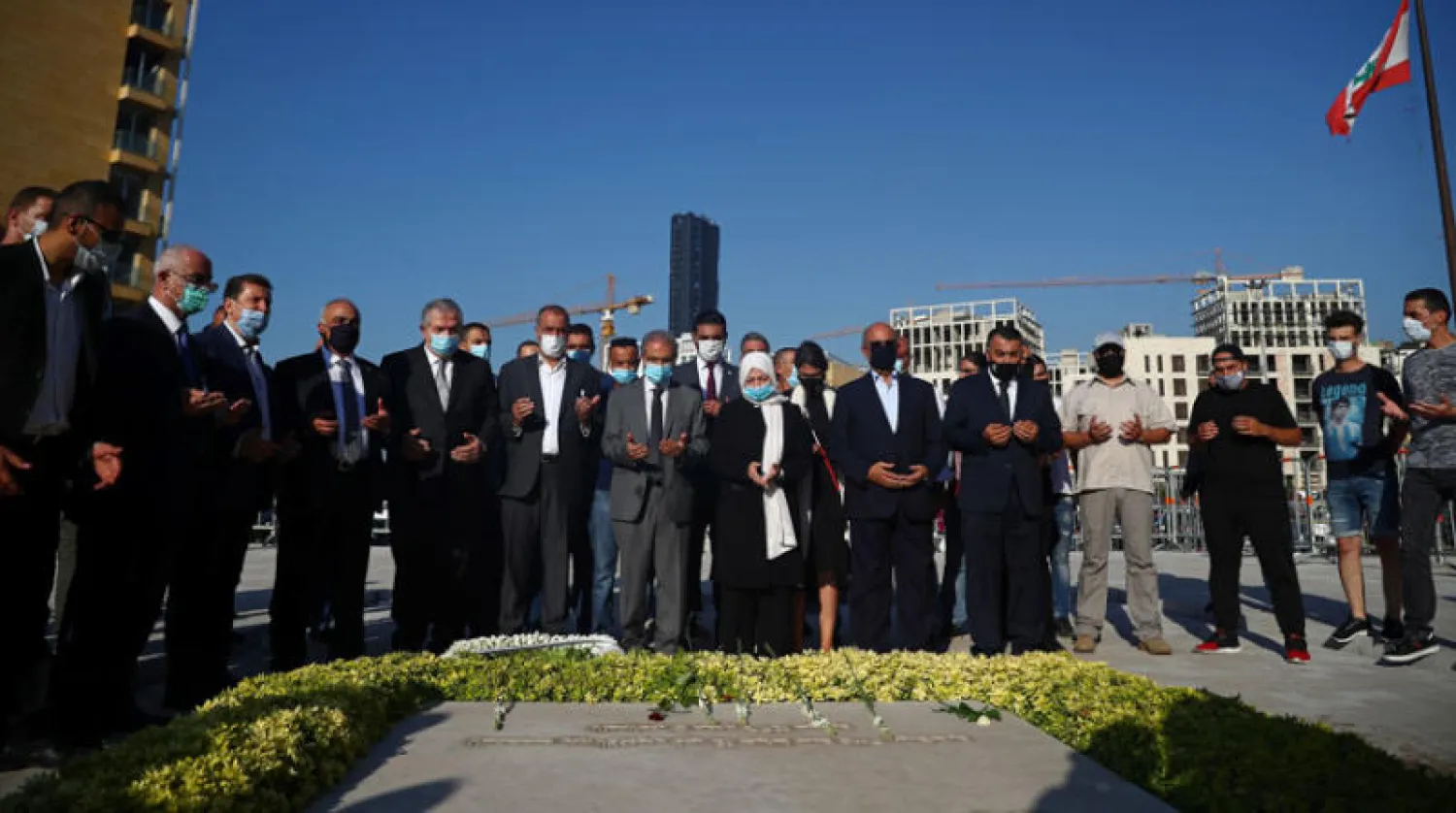 النائبة بهية الحريري شقيقة رئيس الوزراء الراحل رفيق الحريري ووفد موسع من كتلة «المستقبل» عند ضريحه في بيروت أمس (رويترز)