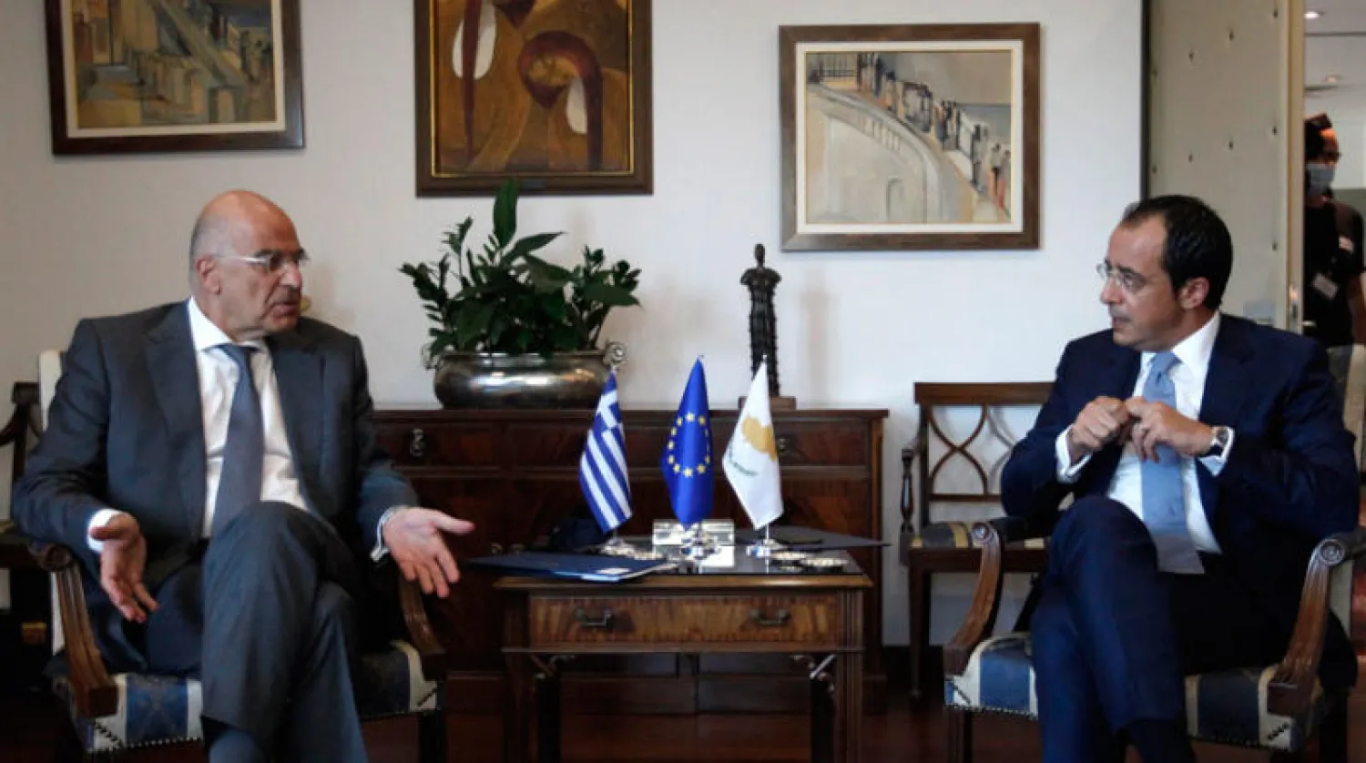 وزيرا خارجية اليونان وقبرص في نيقوسيا أمس خلال محادثات لمناقشة التصعيد التركي (أ.ب)