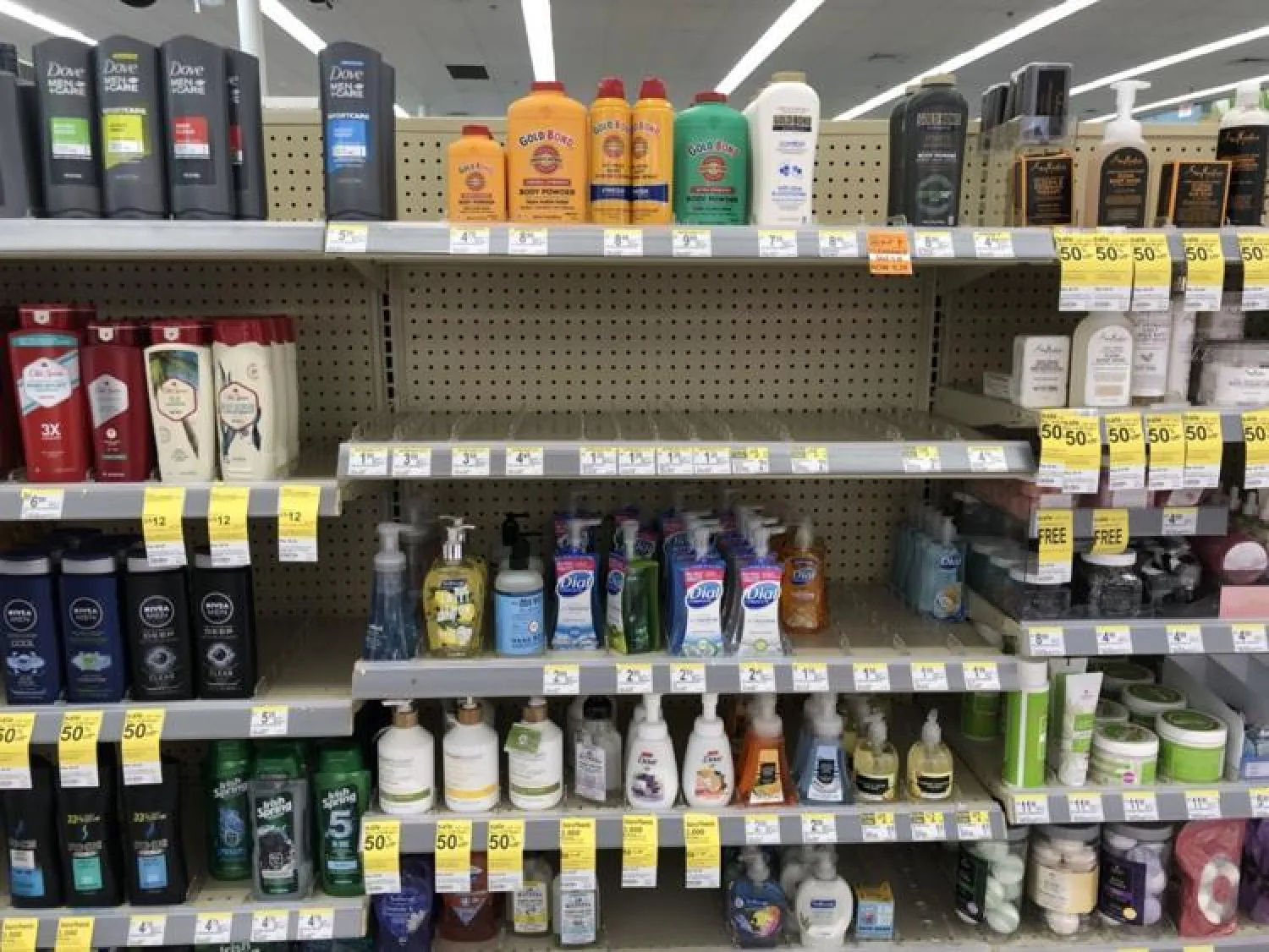 معقمات في أحد المتاجر الأميركية (أرشيفية - رويترز)