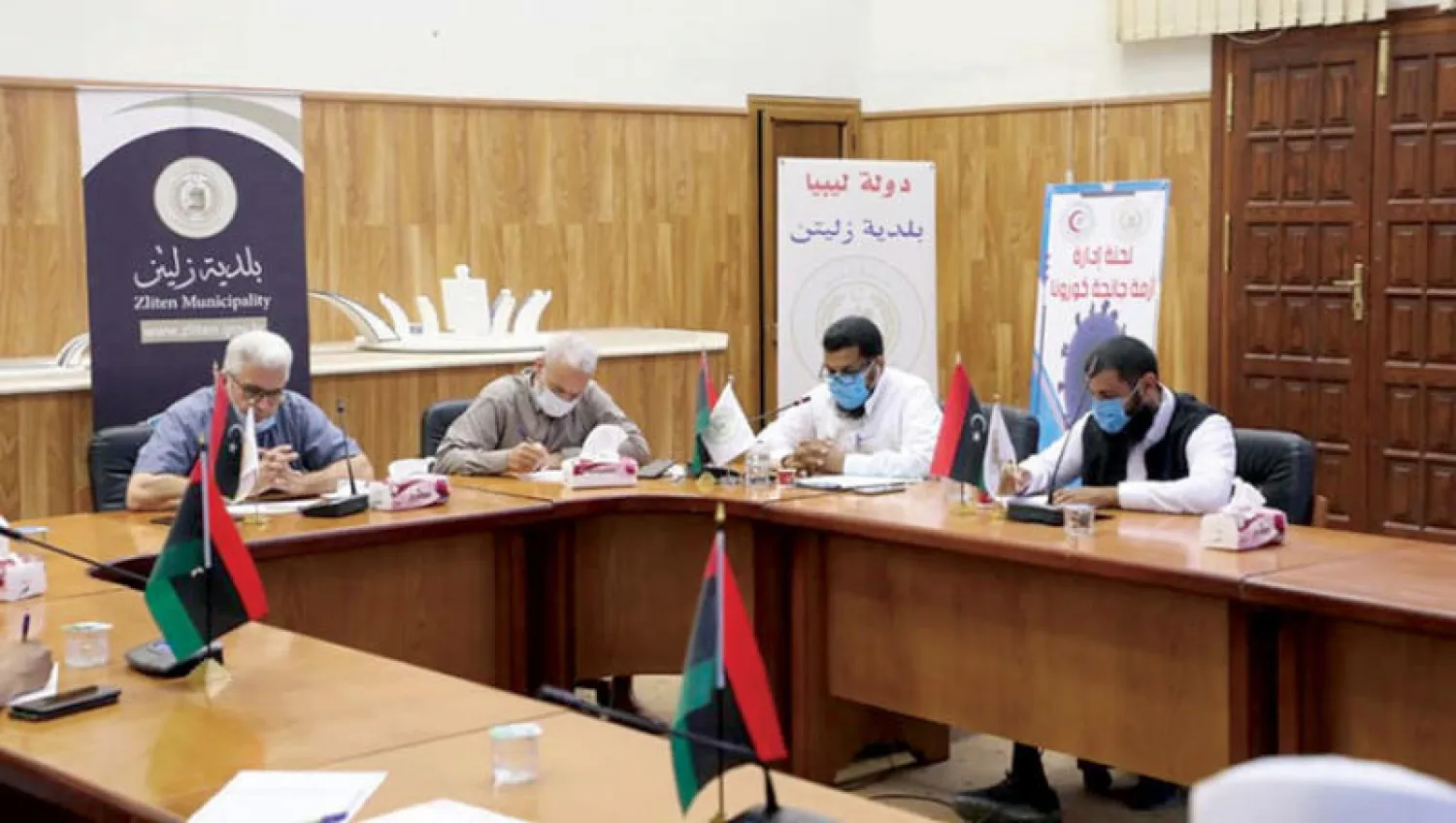 جانب من اجتماع لجنة إدارة أزمة جائحة «كورونا» ببلدية زليتن الليبية (بلدية زليتن)