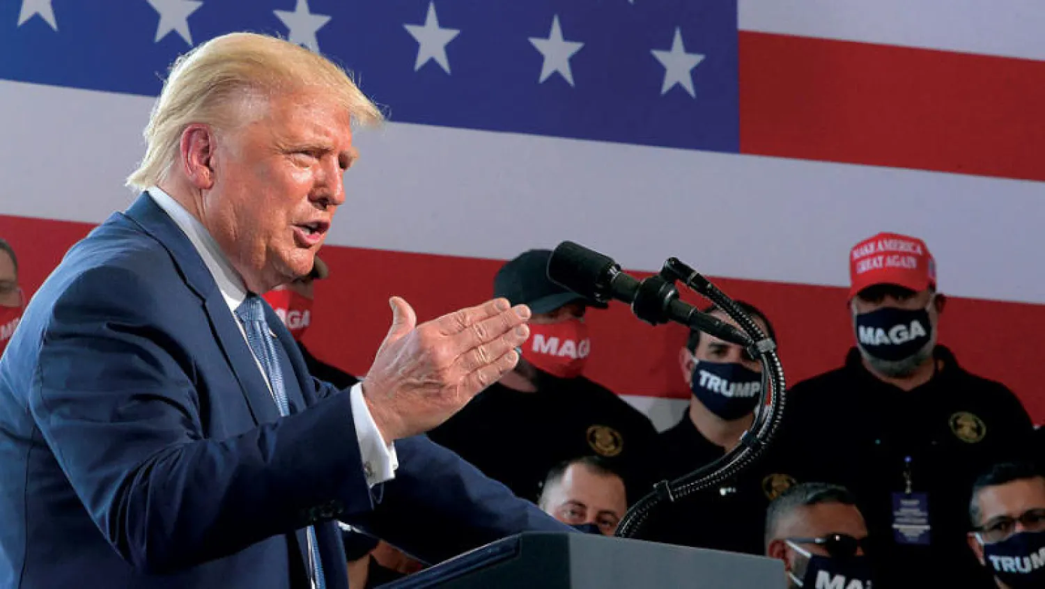 ترمب خلال جولة انتخابية في ولاية أريزونا حيث فضل التهرب من الإجابة عن الأسئلة (أ.ب)