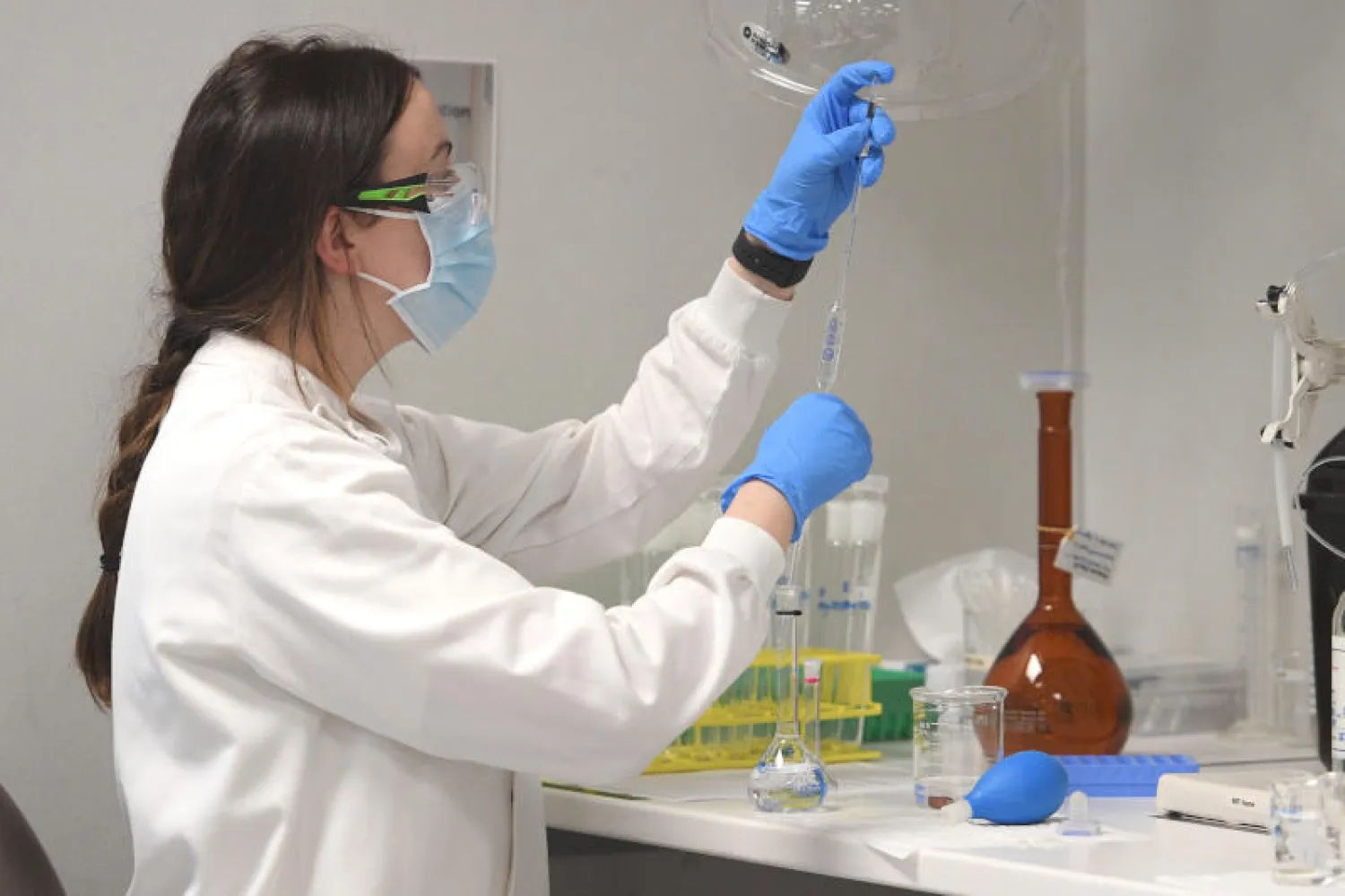 خبيرة تعمل داخل مختبر لتطوير لقاح ضد فيروس «كورونا» في سيدني (رويترز)