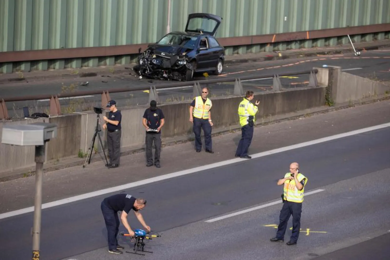 محققو الشرطة الألمانية في موقع أحد الحوادث على الطريق السريع (أ.ف.ب)
