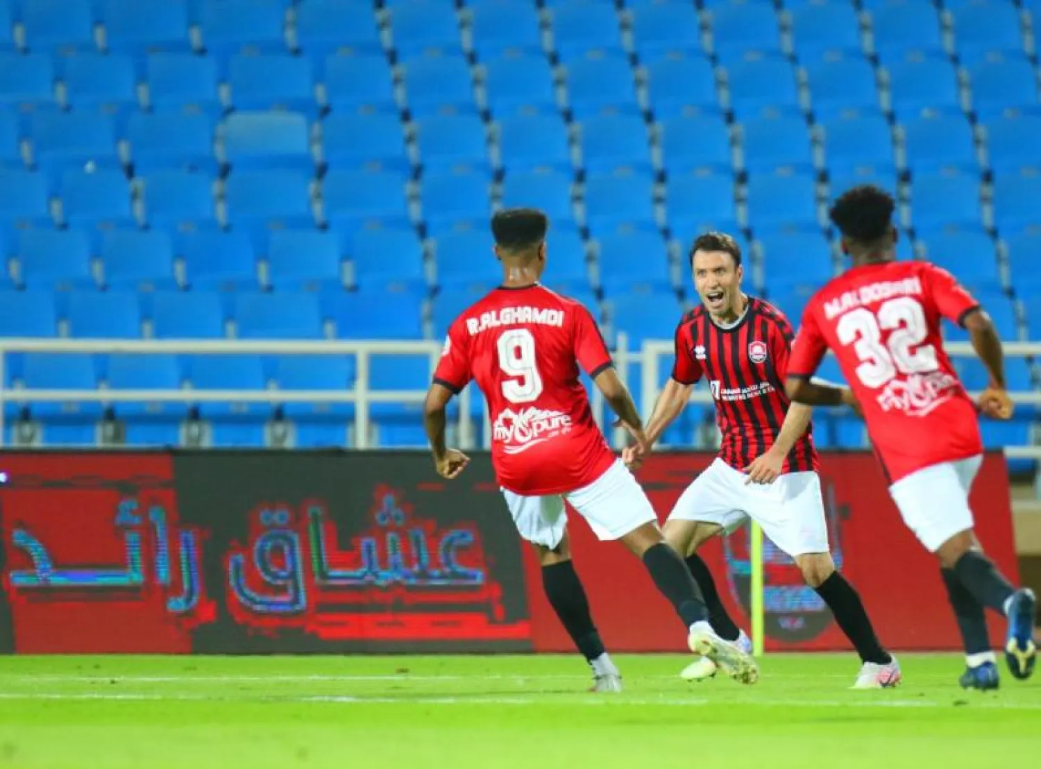 جهاد الحسين يحتفل بعد تسجيل الهدف الثاني لفريقه الرائد (رابطة الدوري السعودي للمحترفين)