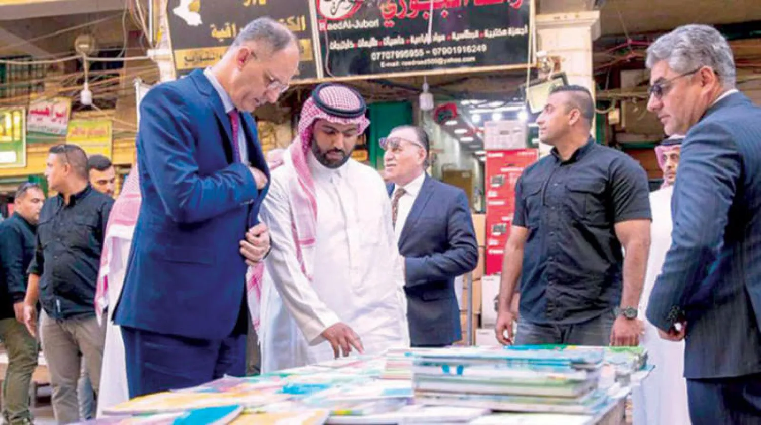 وزيرا الثقافة السعودي والعراقي في شارع المتنبي العام الماضي (واس)