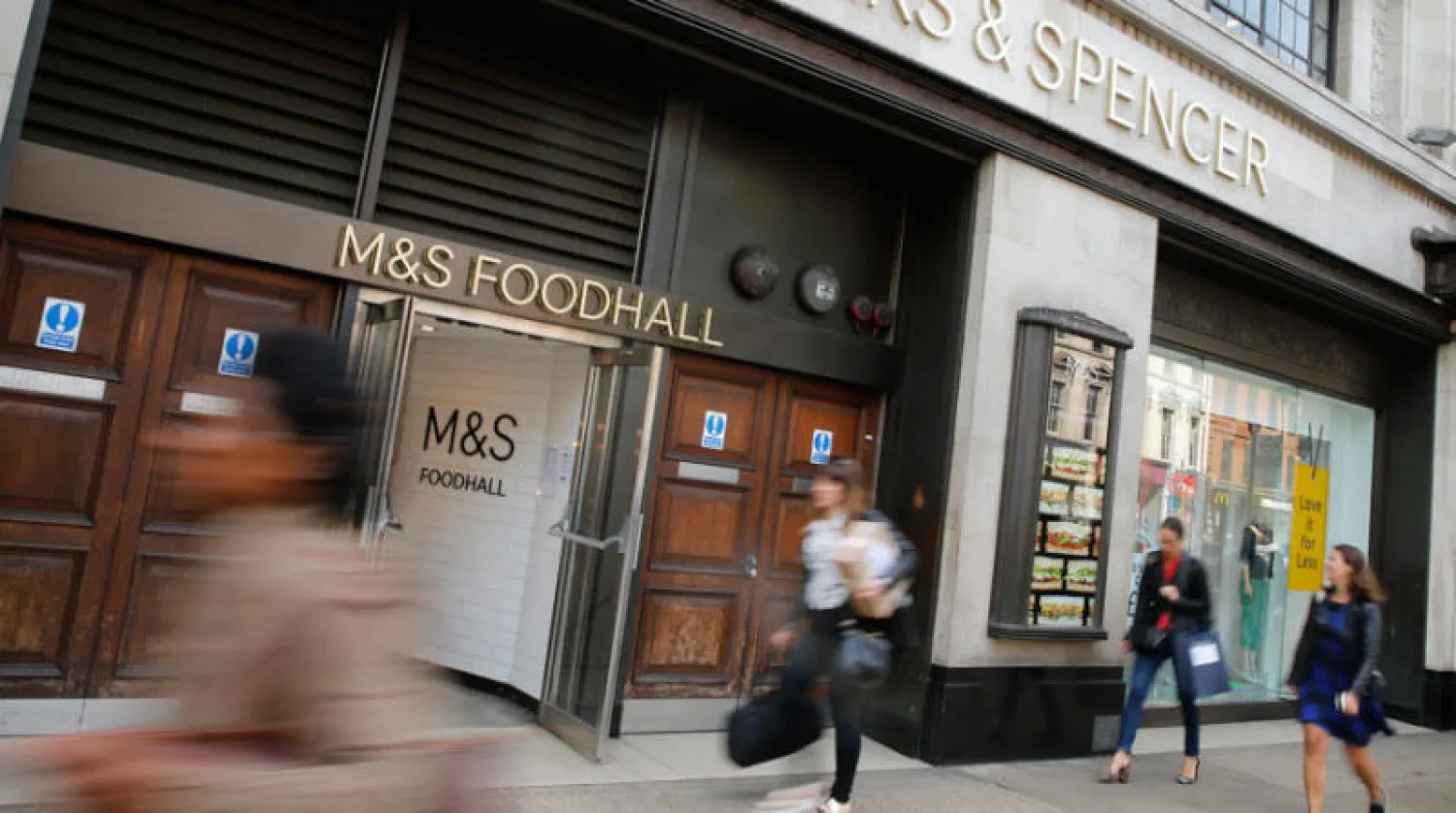 أعلنت سلسلة ماركس آند سبنسر البريطانية الشهيرة أنها بصدد تسريح نحو 7 آلاف عامل خلال الفترة المقبلة في ظل الضغوط الاقتصادية (أ.ب)