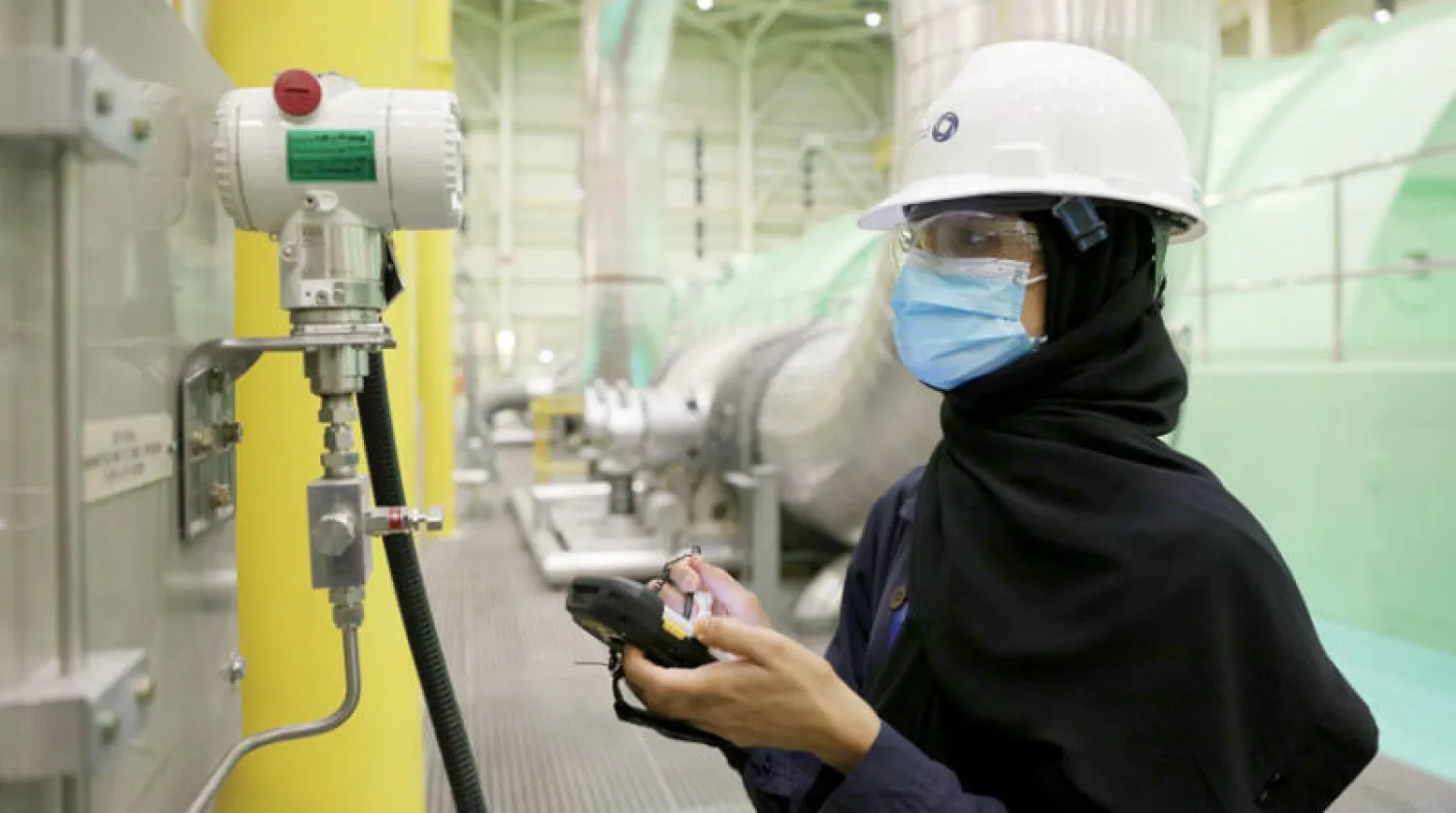 المهندسة الإماراتية هند الزيودي مشغل مفاعل في شركة نواة للطاقة تراقب مؤشرات عملية الربط من خلال لوحة التوربين الرئيسية في المحطة الأولى في براكة (الشرق الأوسط)