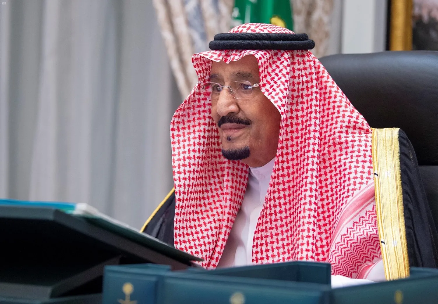 King Salman chairs a virtual cabinet meeting from Neom. (SPA)