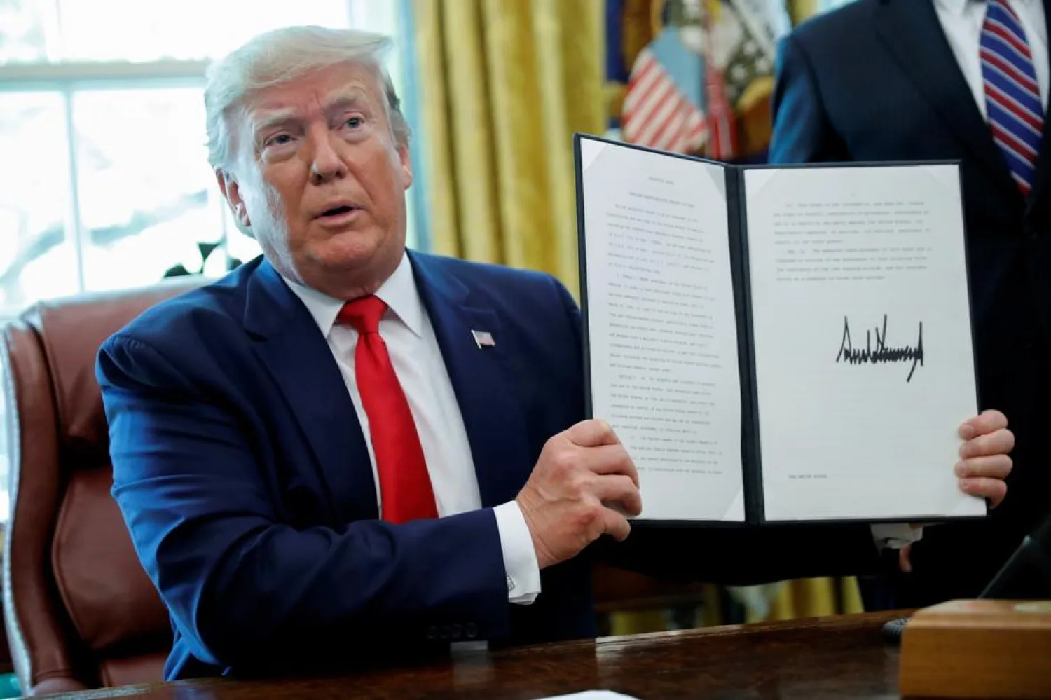 US President Donald Trump displays an executive order imposing fresh sanctions on Iran in the Oval Office of the White House in Washington, US, June 24, 2019. REUTERS/Carlos Barria