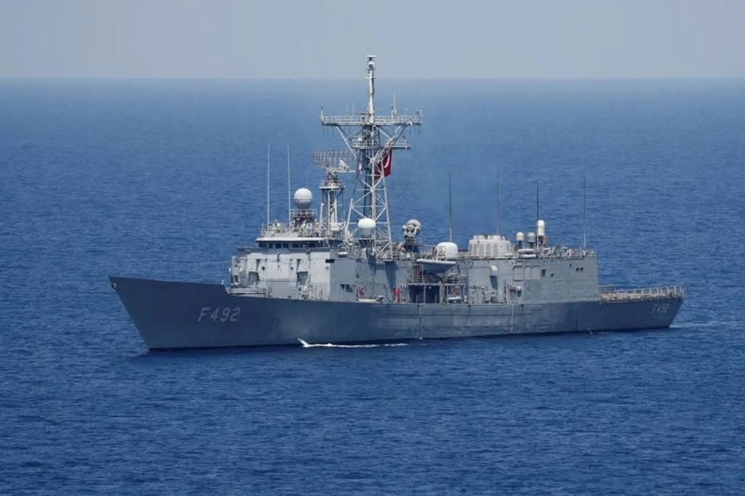 Türk fırkateyni, Yunan fırkateyni Limnos’un denize açılmasını engellemeye çalıştı (Reuters)