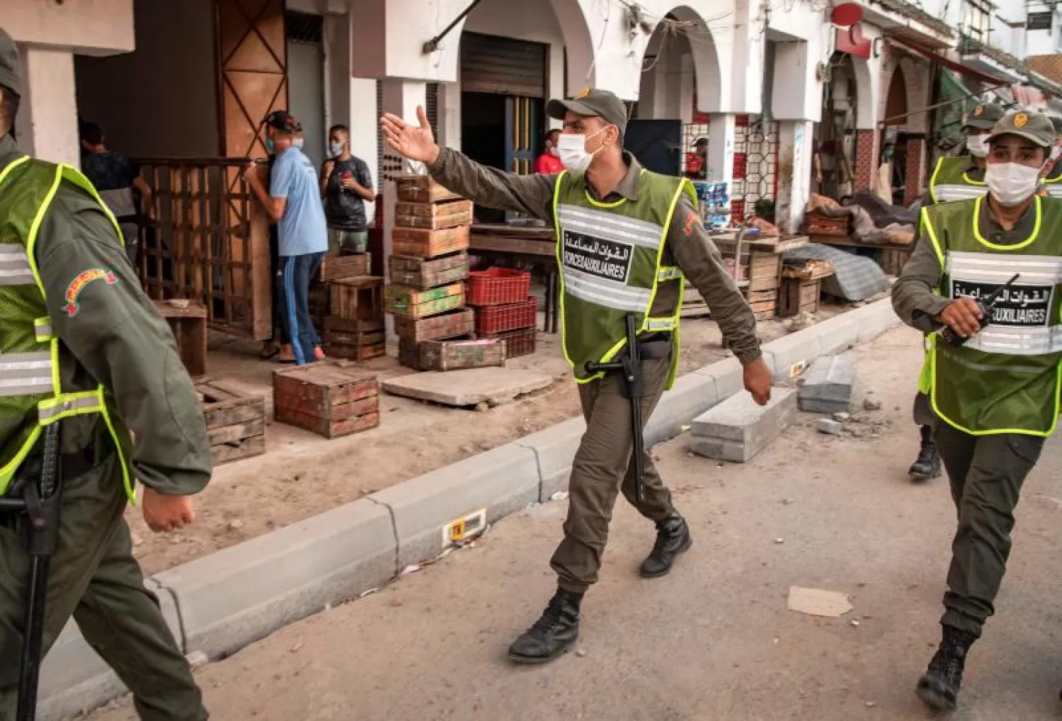 شرطيون مغاربة يفرضون إجراءات الإغلاق في الرباط (أ.ف.ب)