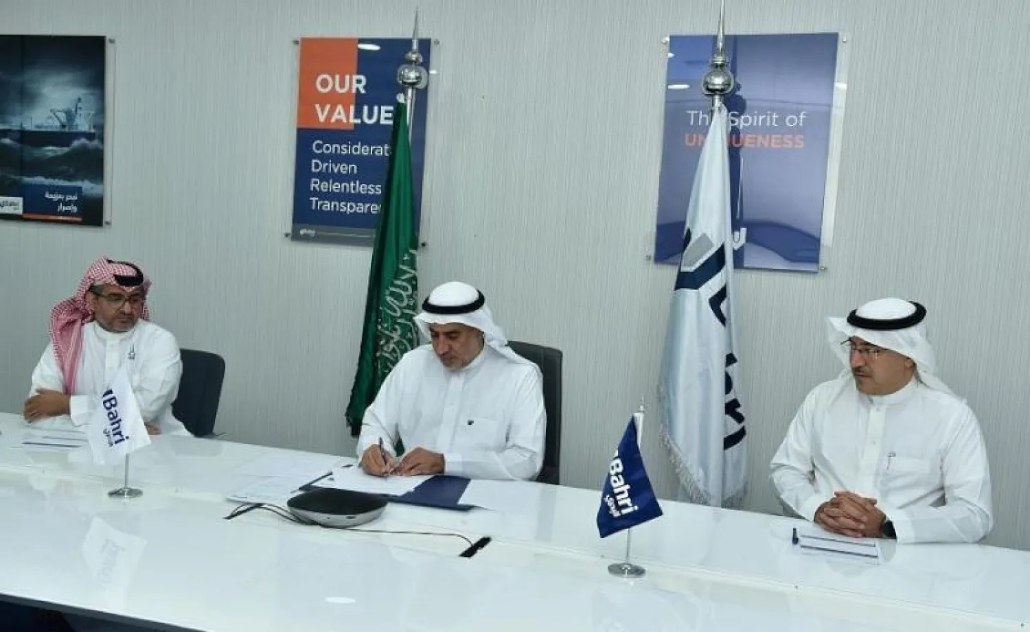 الرئيس التنفيذي لشركة البحري المهندس عبد الله الدبيخي يوقع الاتفاقية مع «هيونداي ميبو للأحواض الجافة» (واس)