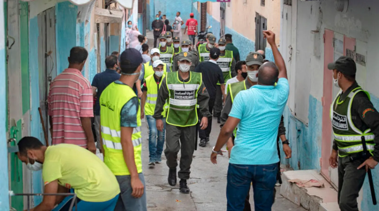 دورية من قوات الأمن المغربية لتطبيق الإجراءات الاحترازية ضد «كورونا» في أحد أحياء الرباط يوم الاثنين الماضي (أ.ف.ب)