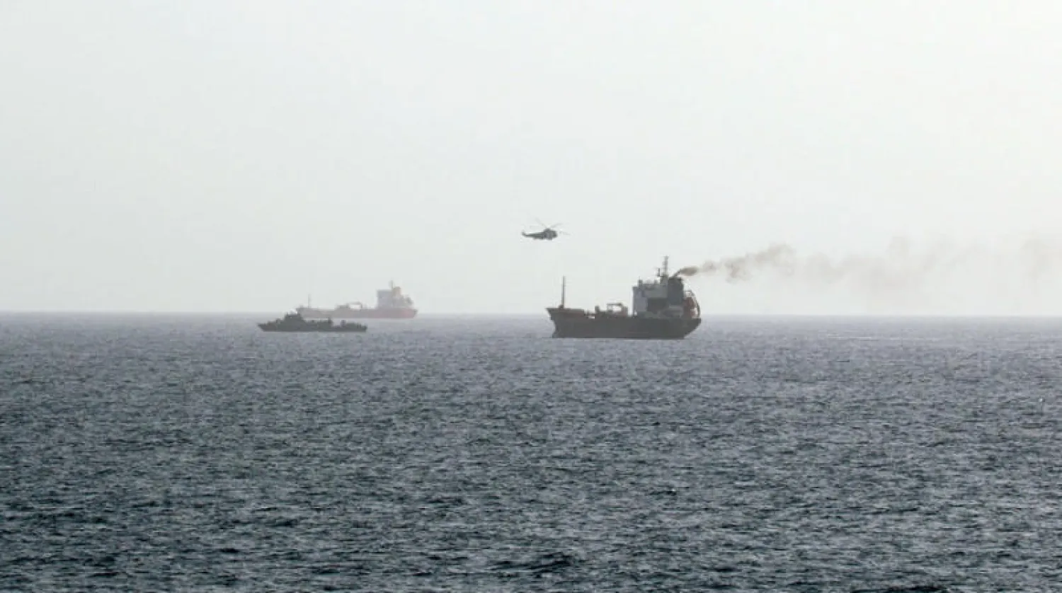 صورة نشرتها البحرية الأميركية لتعرض سفينة تجارية لمضايقات إيرانية بينما كانت في طريقها إلى ميناء خورفكان الإماراتي بالقرب من مضيق هرمز الشهر الجاري (إ.ب.أ)