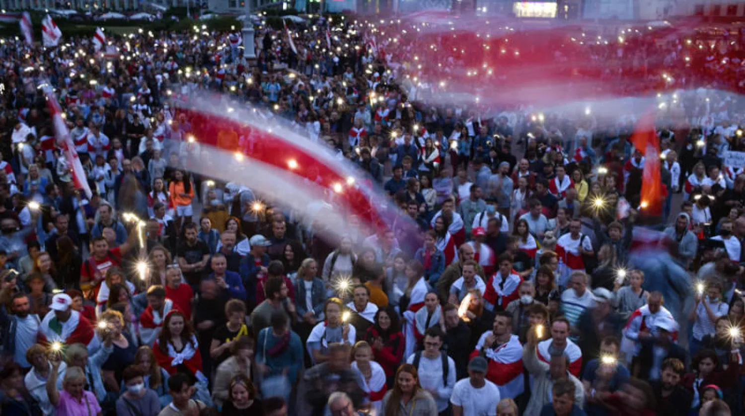 محتجون من المعارضة البيلاروسية في مينسك أمس (أ.ف.ب)